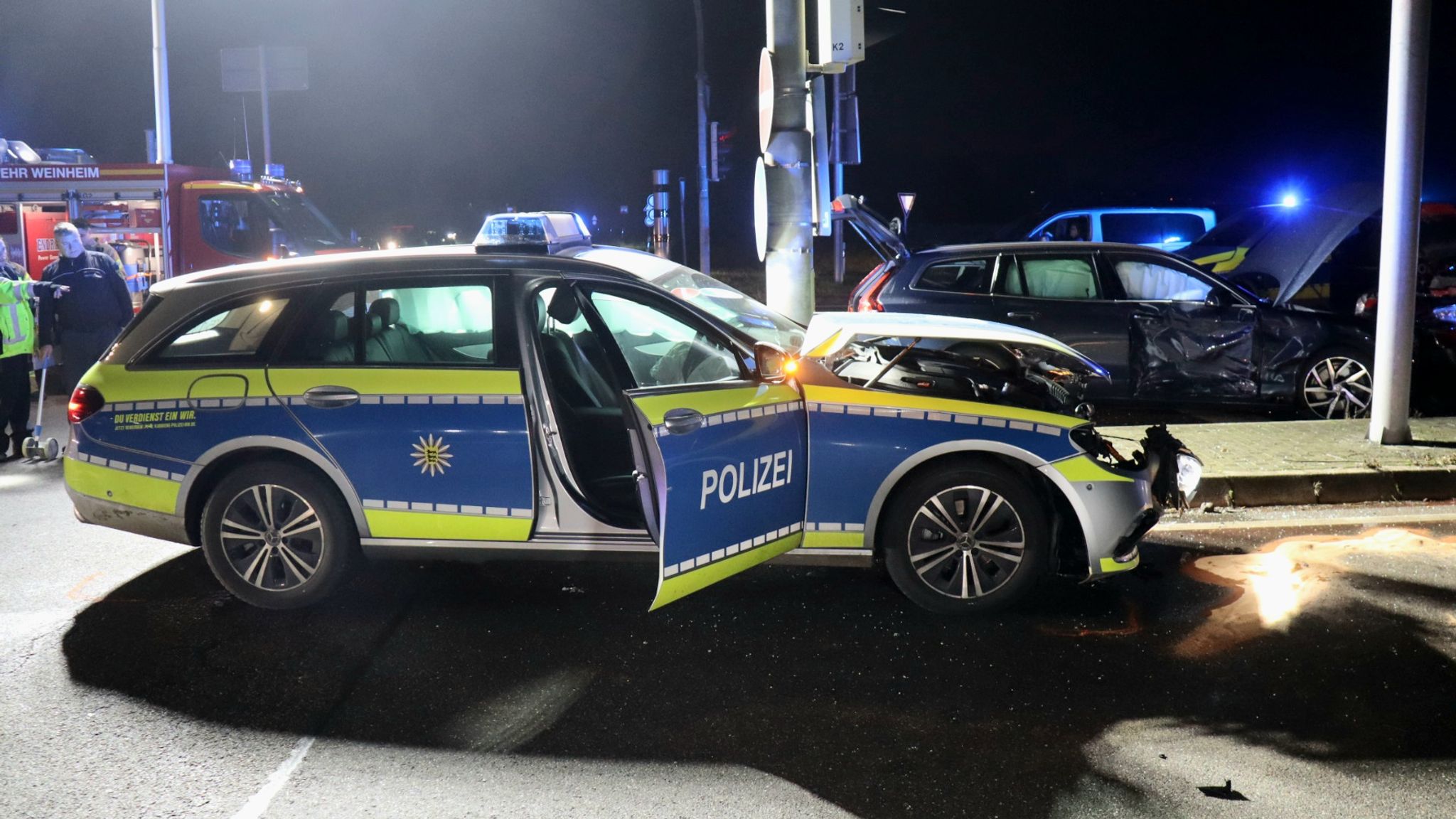 Zwei Menschen bei Unfall mit Polizeiauto verletzt Zwei Menschen bei Unfall mit Polizeiauto verletzt
