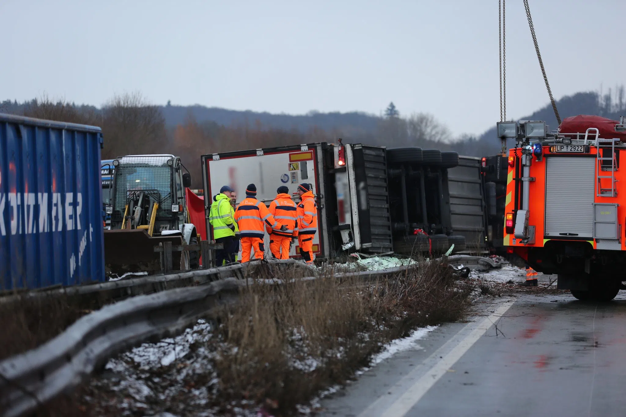 A2 nach schwerem Lastwagenunfall gesperrt - ein Toter