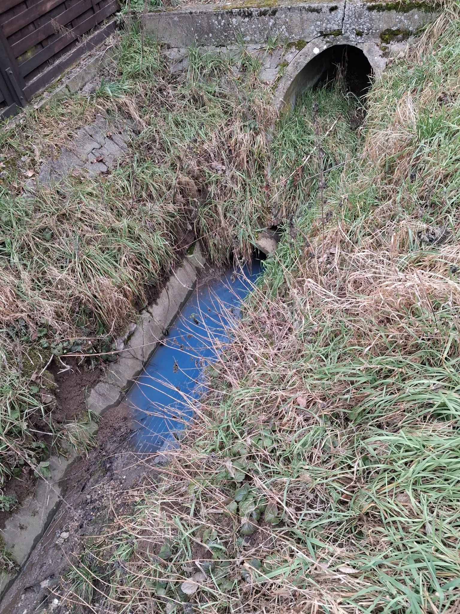 Weiteres Gewässer verunreinigt: Schwarze Flüssigkeit in Bach