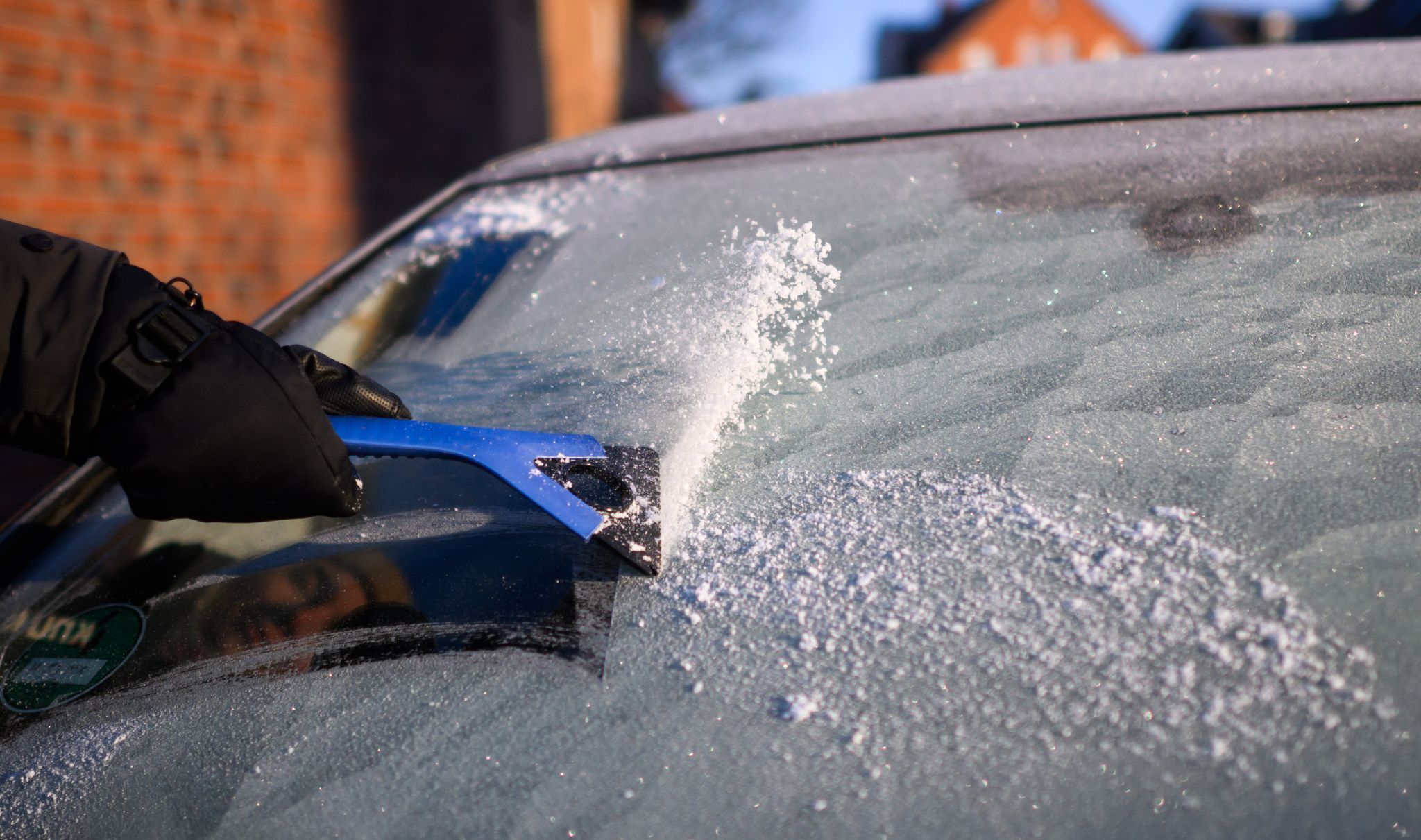 Polizei mahnt: Autos von Eis und Schnee befreien