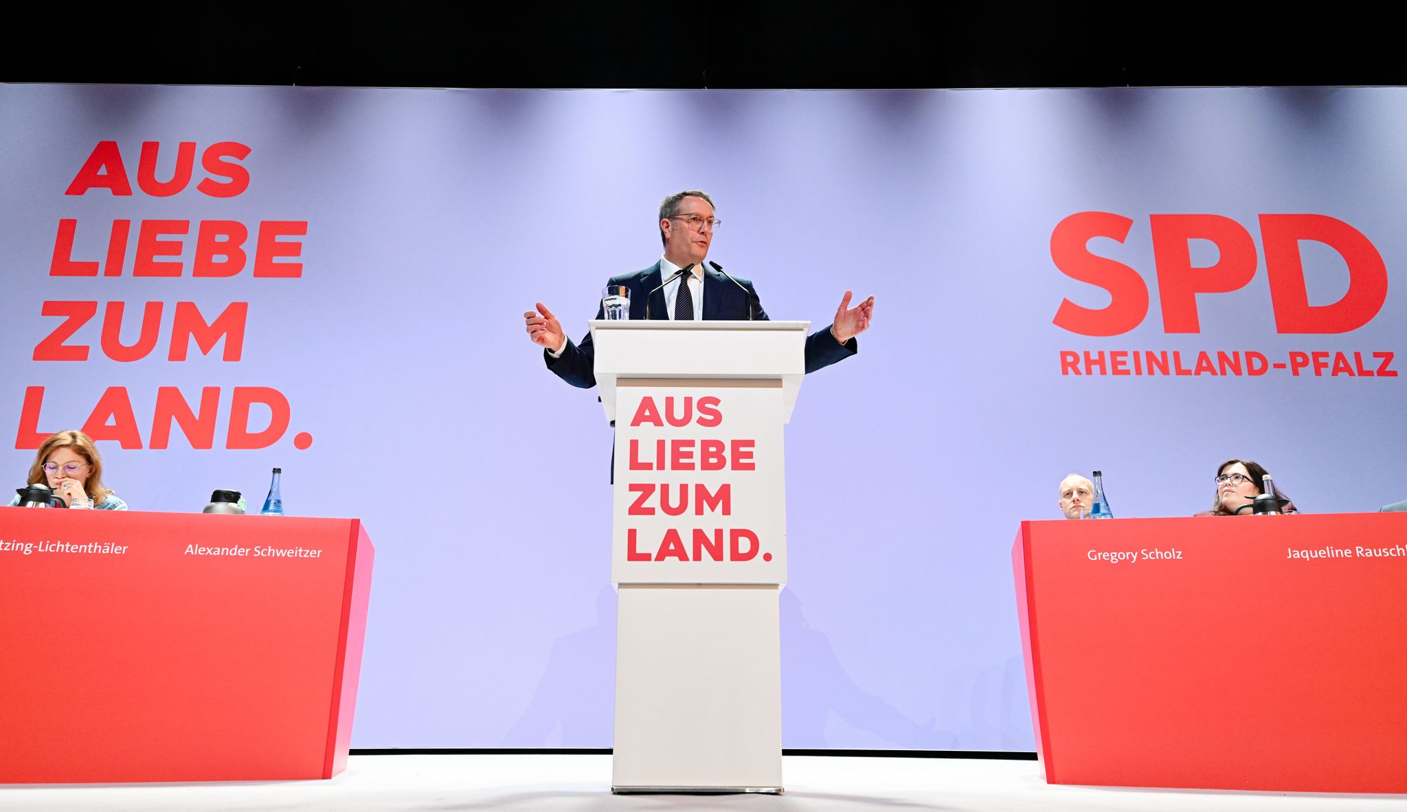 Tee und Uniformierte - Schweitzer zu Gewalt an Schulen