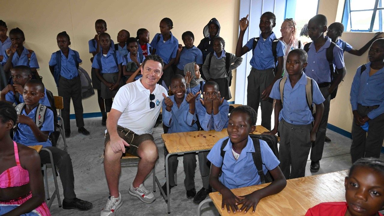 Stefan Mross eröffnet Schulprojekt in Namibia