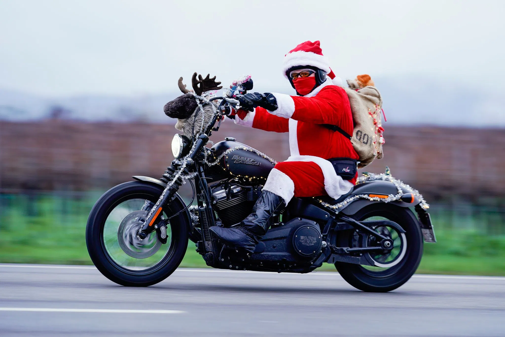 Weihnachtsmänner auf Motorrädern sammeln für kranke Kinder