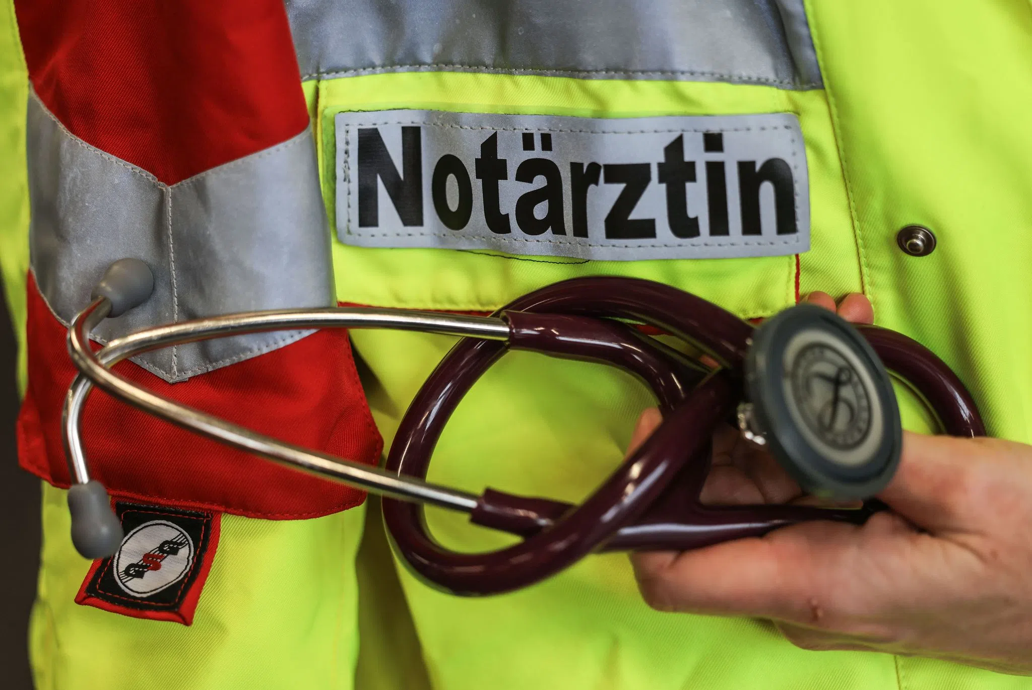 Mann klettert auf Bahn-Mast – lebensgefährlicher Stromschlag