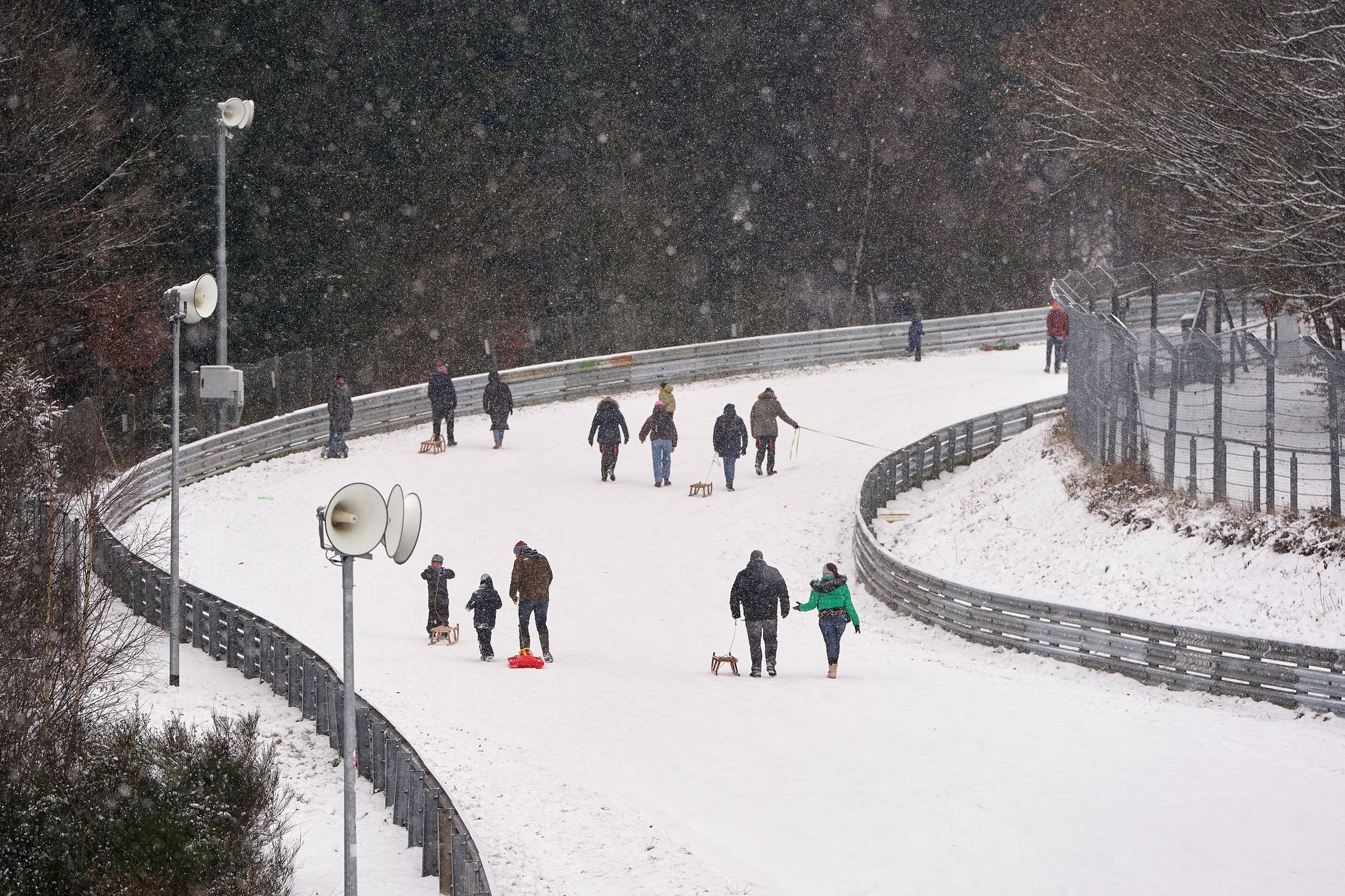 Familien nutzen Nürburgring für Spaziergänge im Schnee