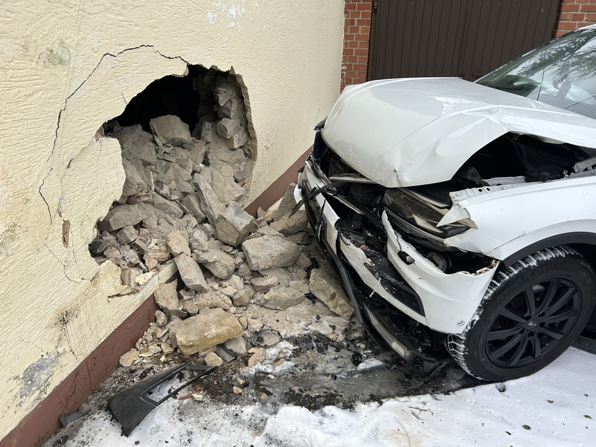 Betrunkener Autofahrer kracht in Fassade