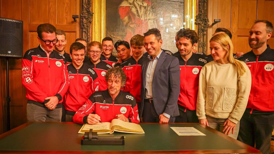 Koblenzer Kunstturner verewigen sich im Goldenen Buch der Stadt