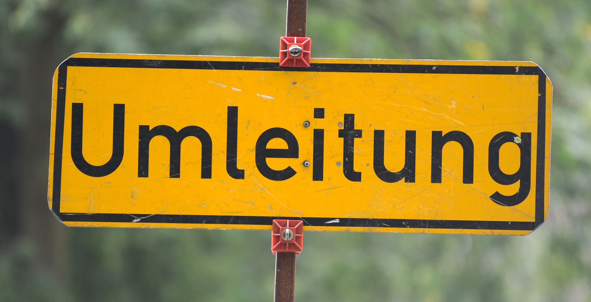 Größere Steine nach Hangrutsch auf der Fahrbahn