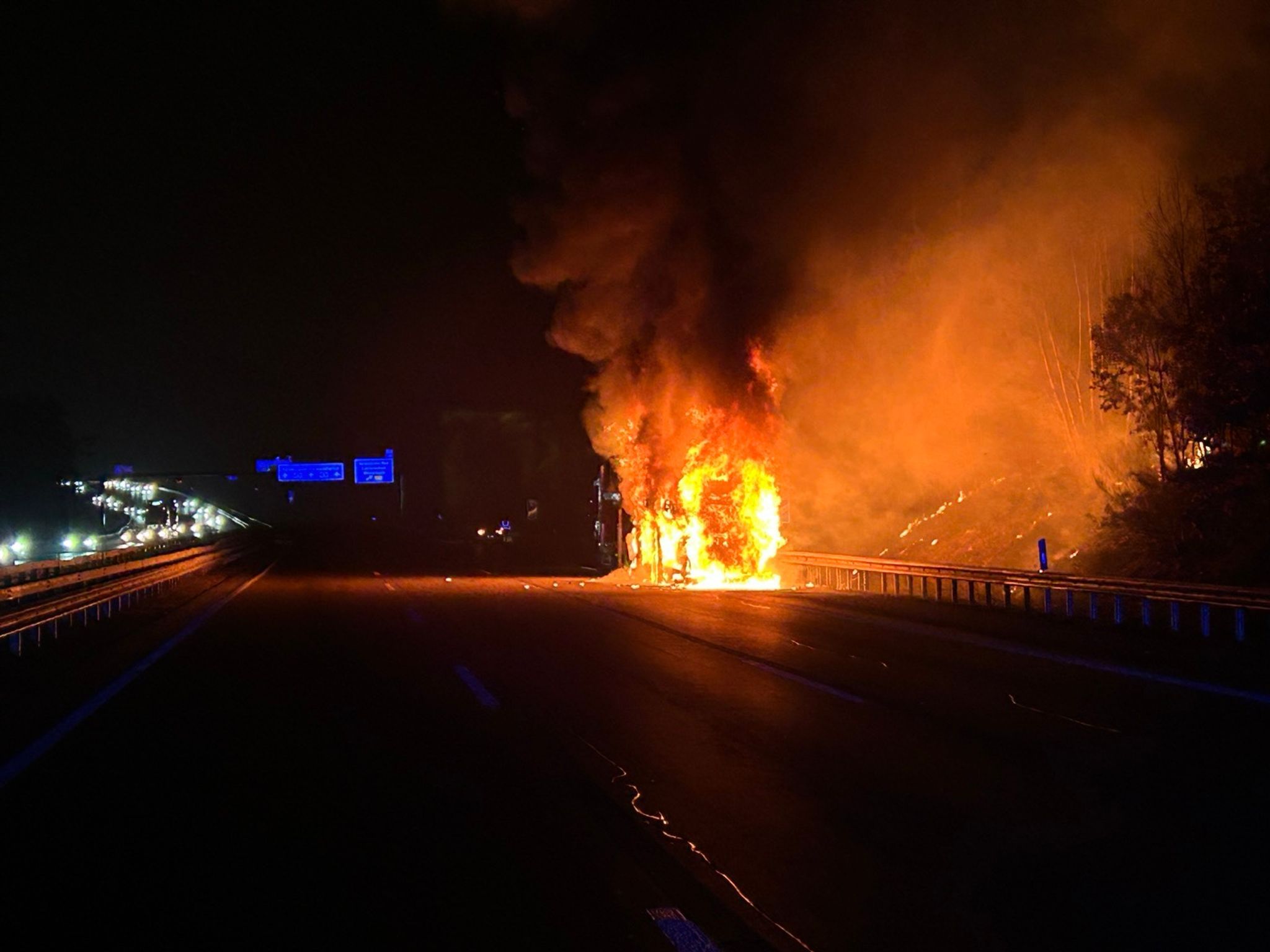 Brennender Transporter mit E-Autos sorgt für Stau auf A6