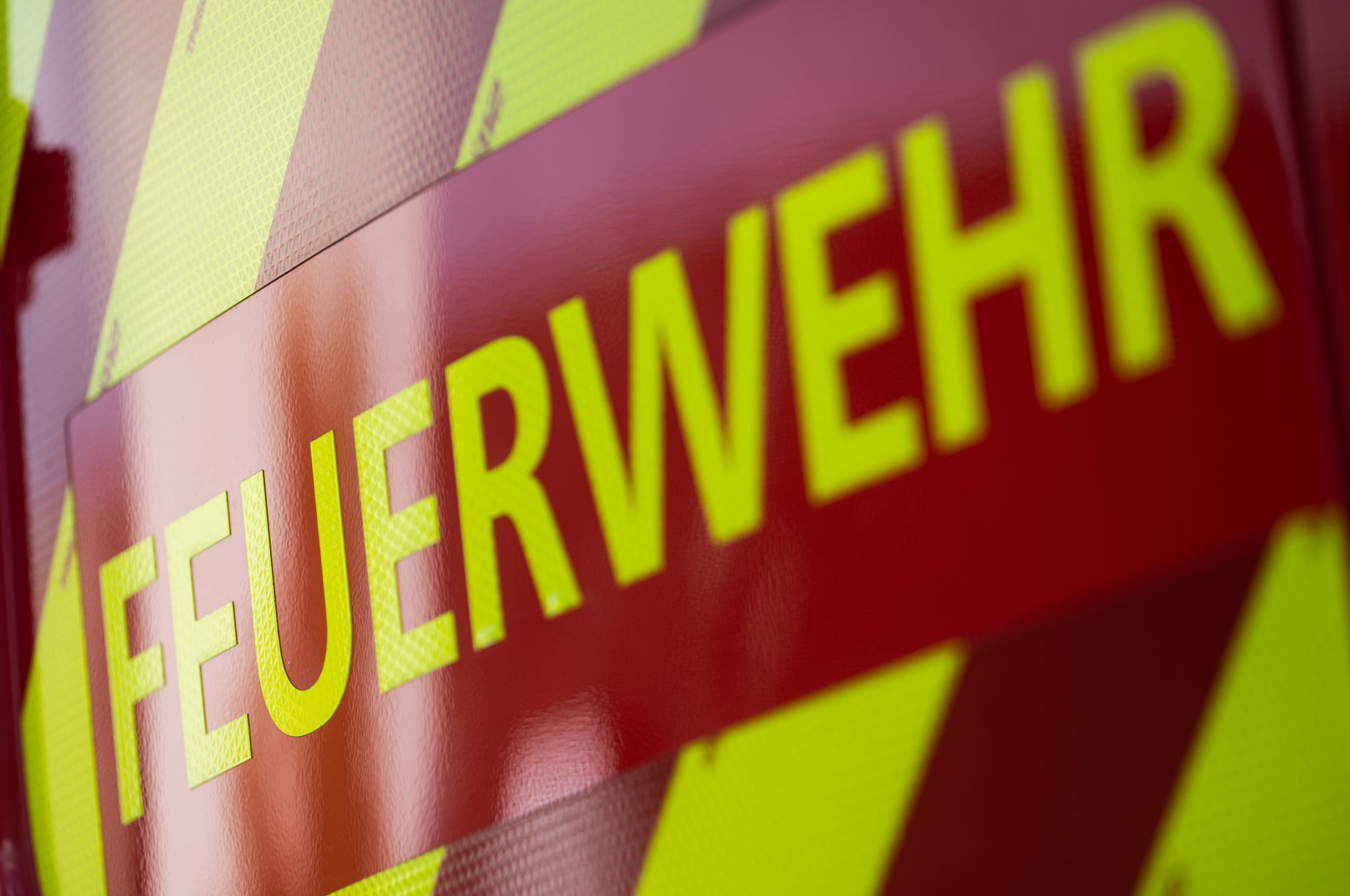 Brand auf Pferdehof - Feuerwehr warnt Anwohner