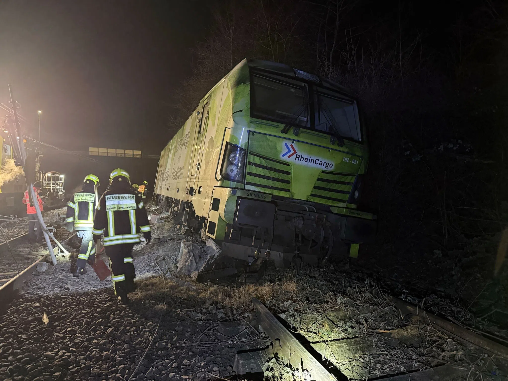 Lok entgleist und beschädigt Oberleitung - Streckensperrung