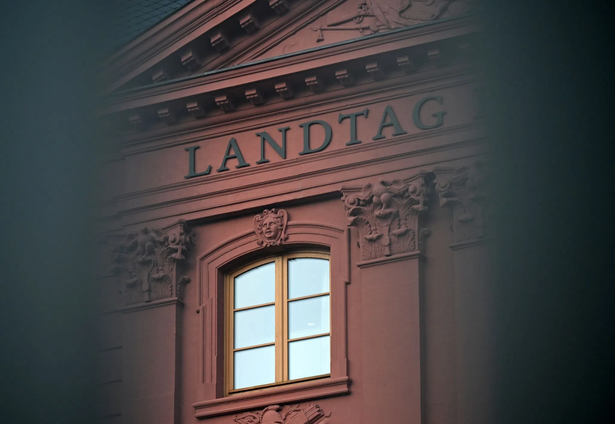 Wen Fraktionen und Abgeordnete beschäftigen dürfen