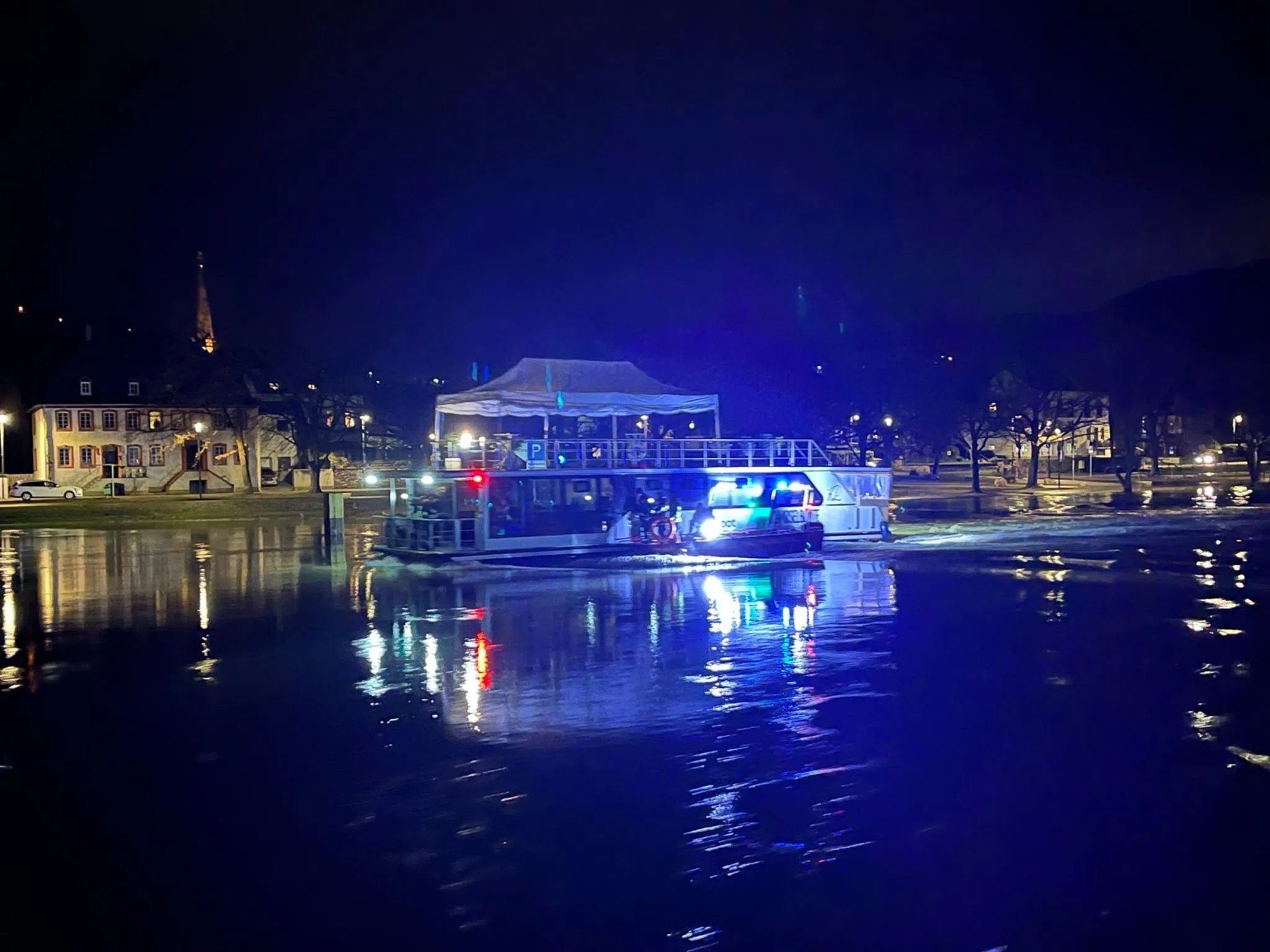 Hausboot treibt herrenlos auf der Mosel