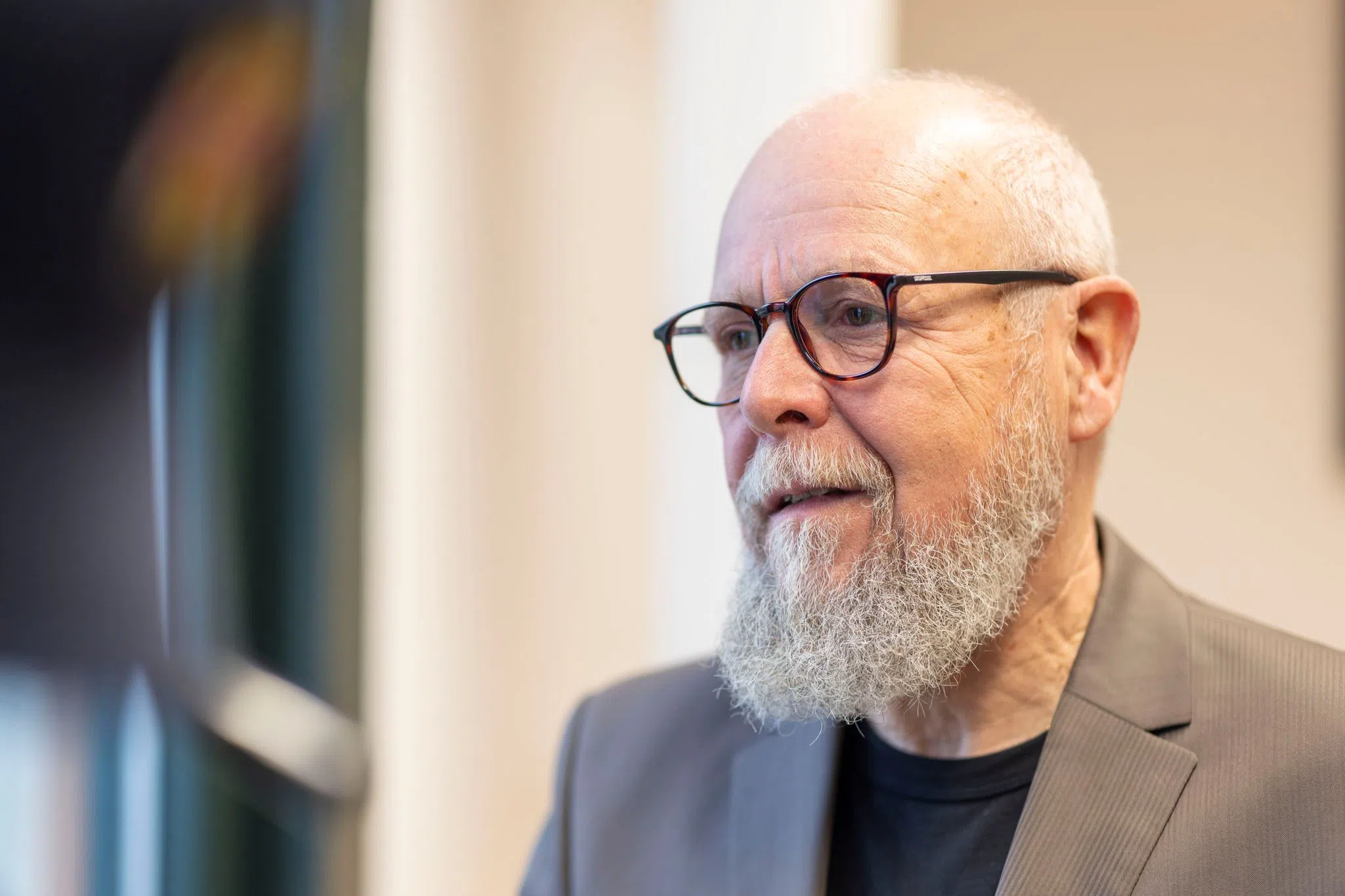 Opferbeauftragter in Kontakt mit Familie und Zeugen