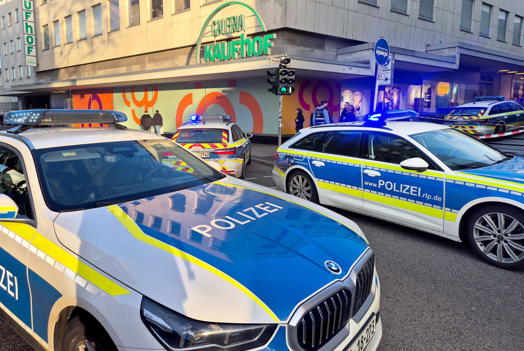 Mann mit Messer in Innenstadt - Polizei sucht Zeugen