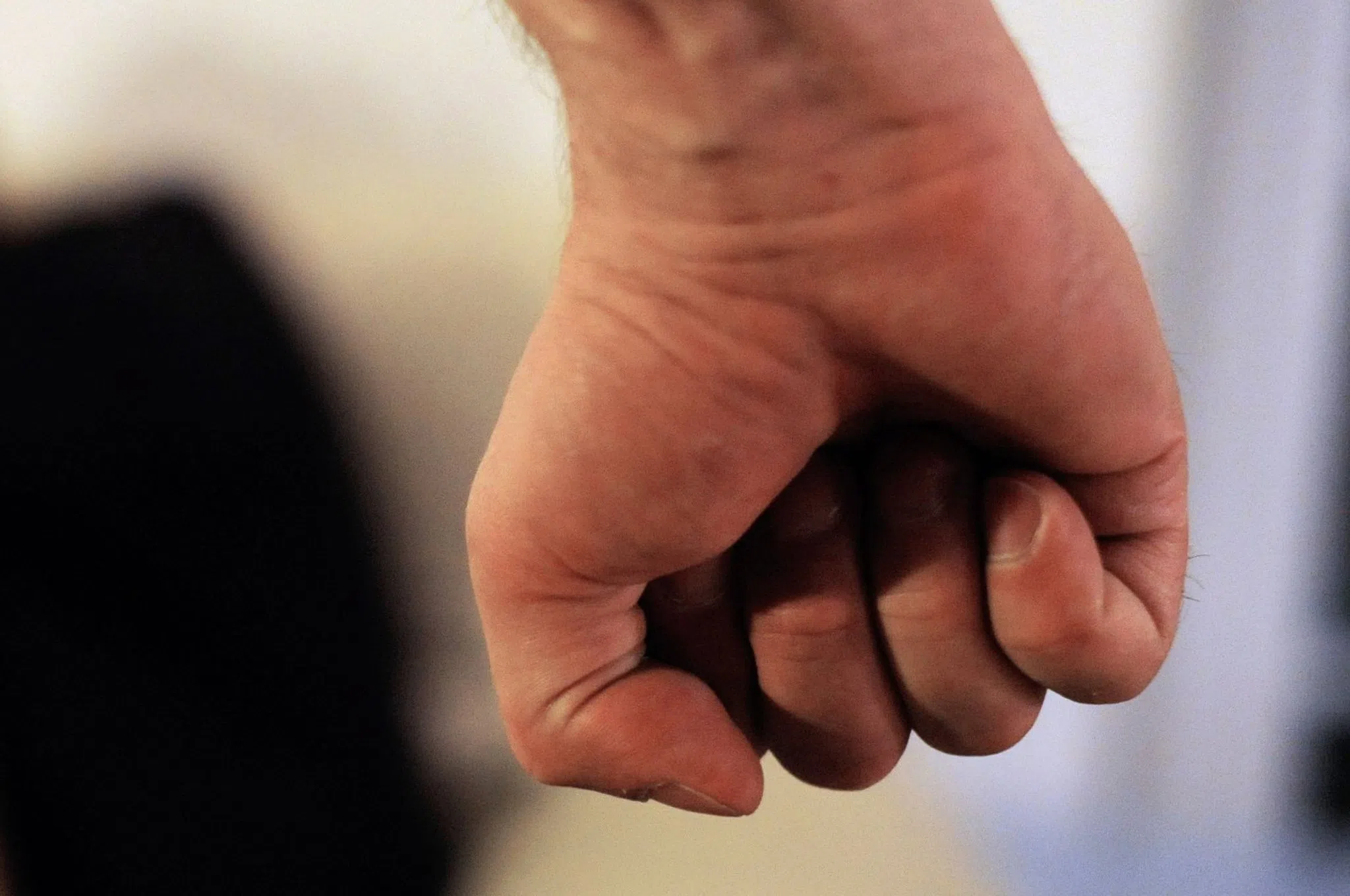 Mann greift Baby auf Arm seiner Mutter an