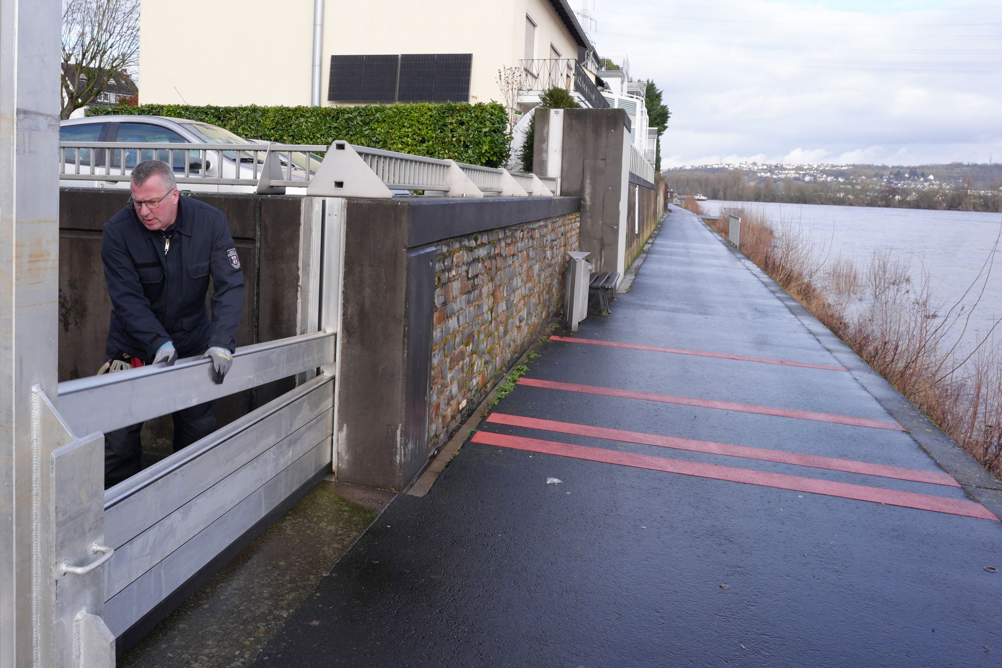 Koblenz baut Hochwasserschutz auf – Rosenmontag steht