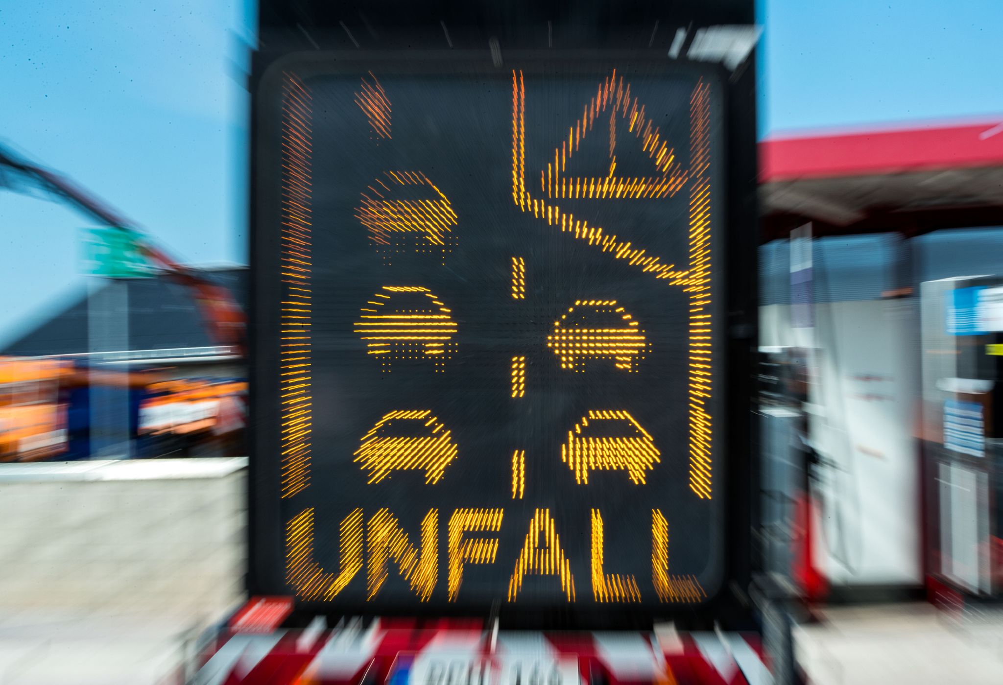 Bagger bleibt an Autobahnbrücke hängen - Schaden unklar