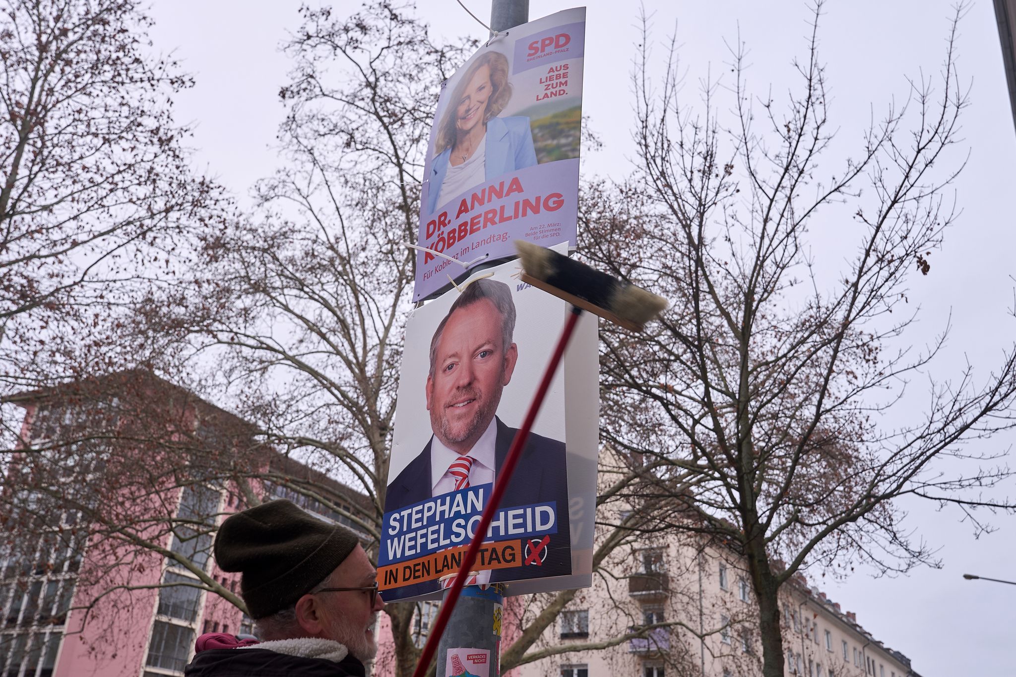 Wahlkampf geht in heiße Phase – Plakate werden aufgehängt