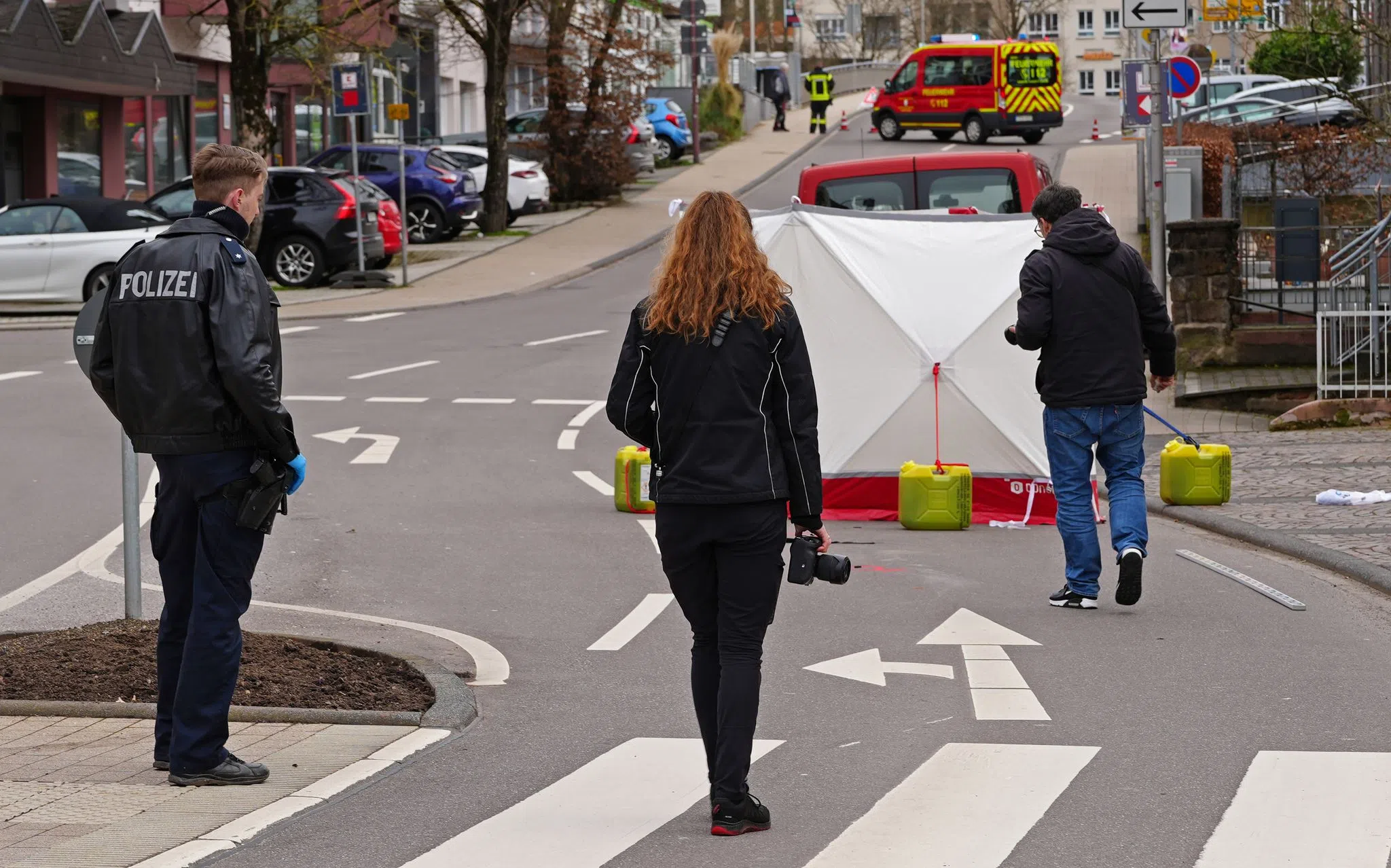 Auf Zebrastreifen von Auto erfasst - Frau stirbt