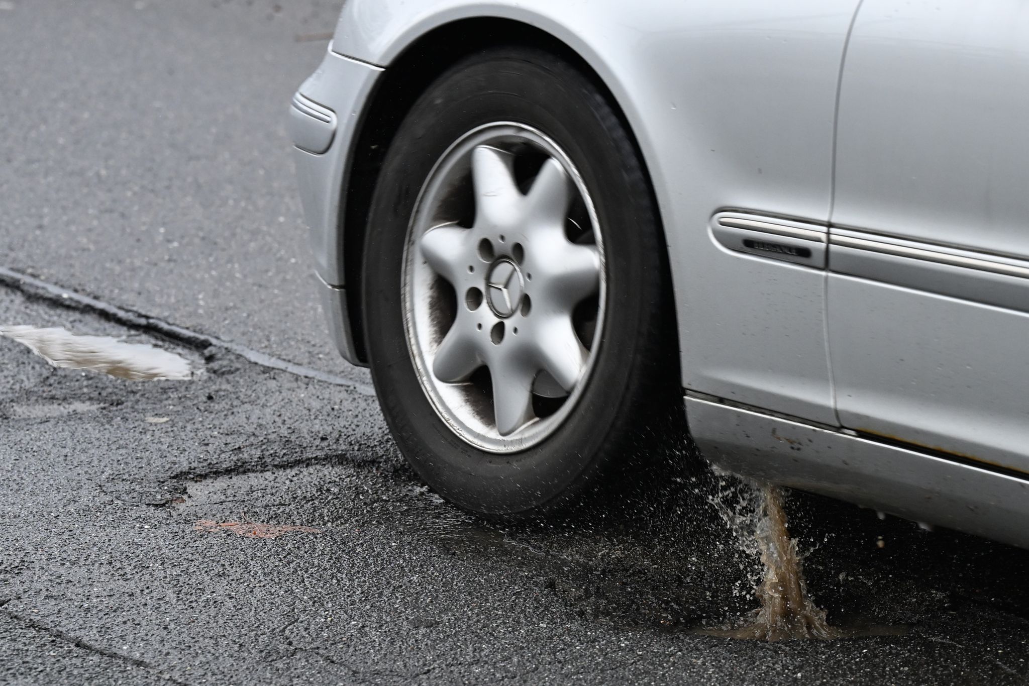 Nach dem Frost klaffen Schlaglöcher auf maroden Straßen