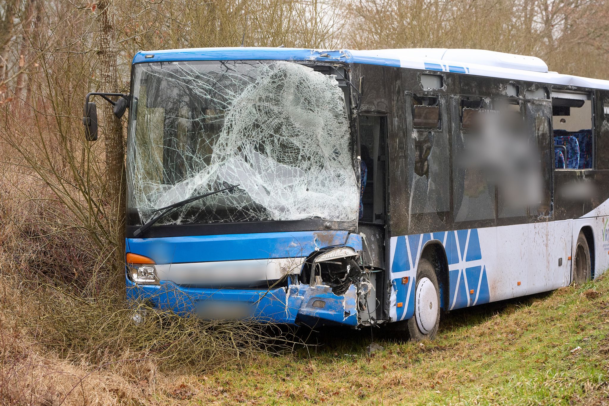 Schulbus stößt mit Lkw zusammen
