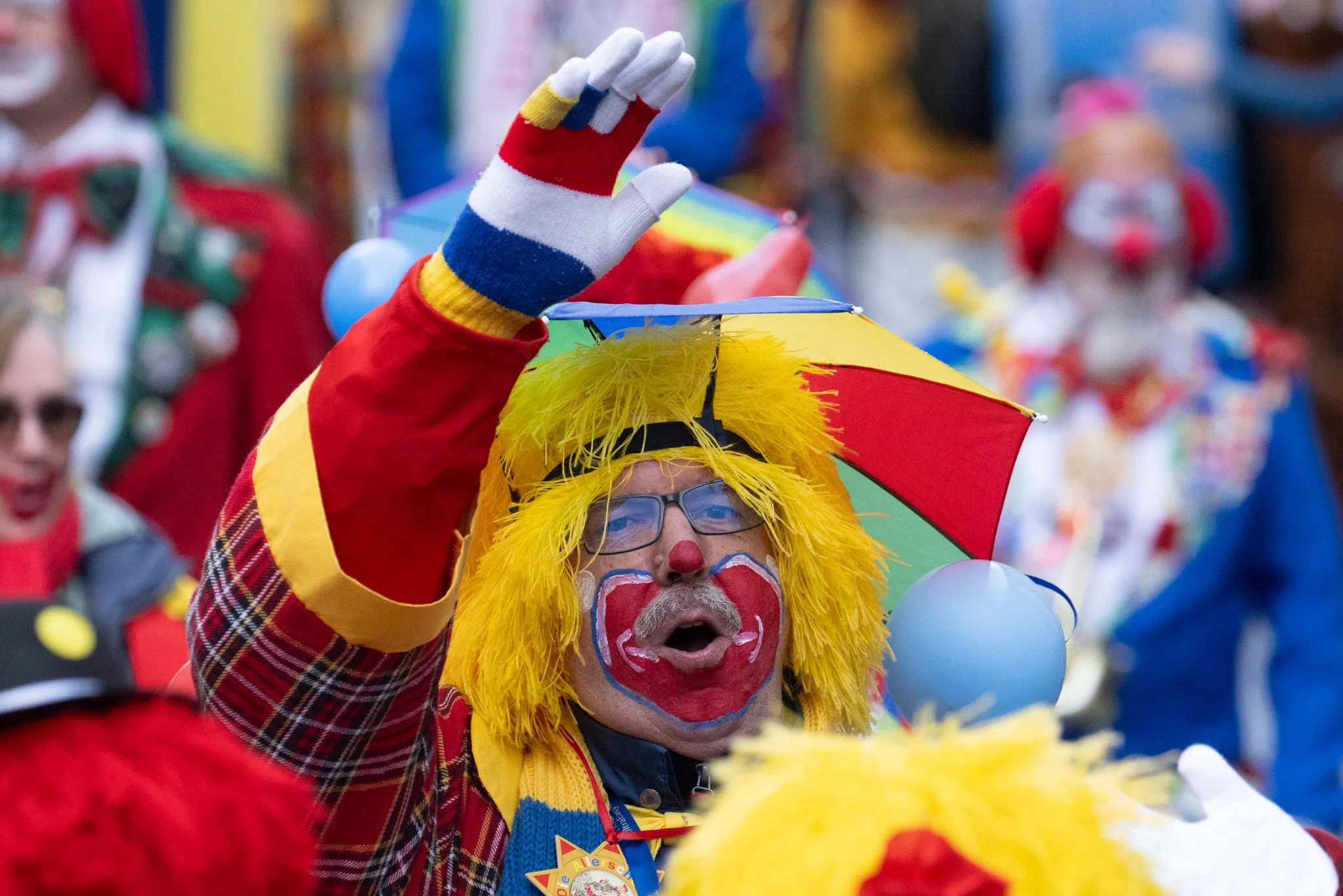 Mainz feiert trotz feuchten Wetters ausgelassen Rosenmontag