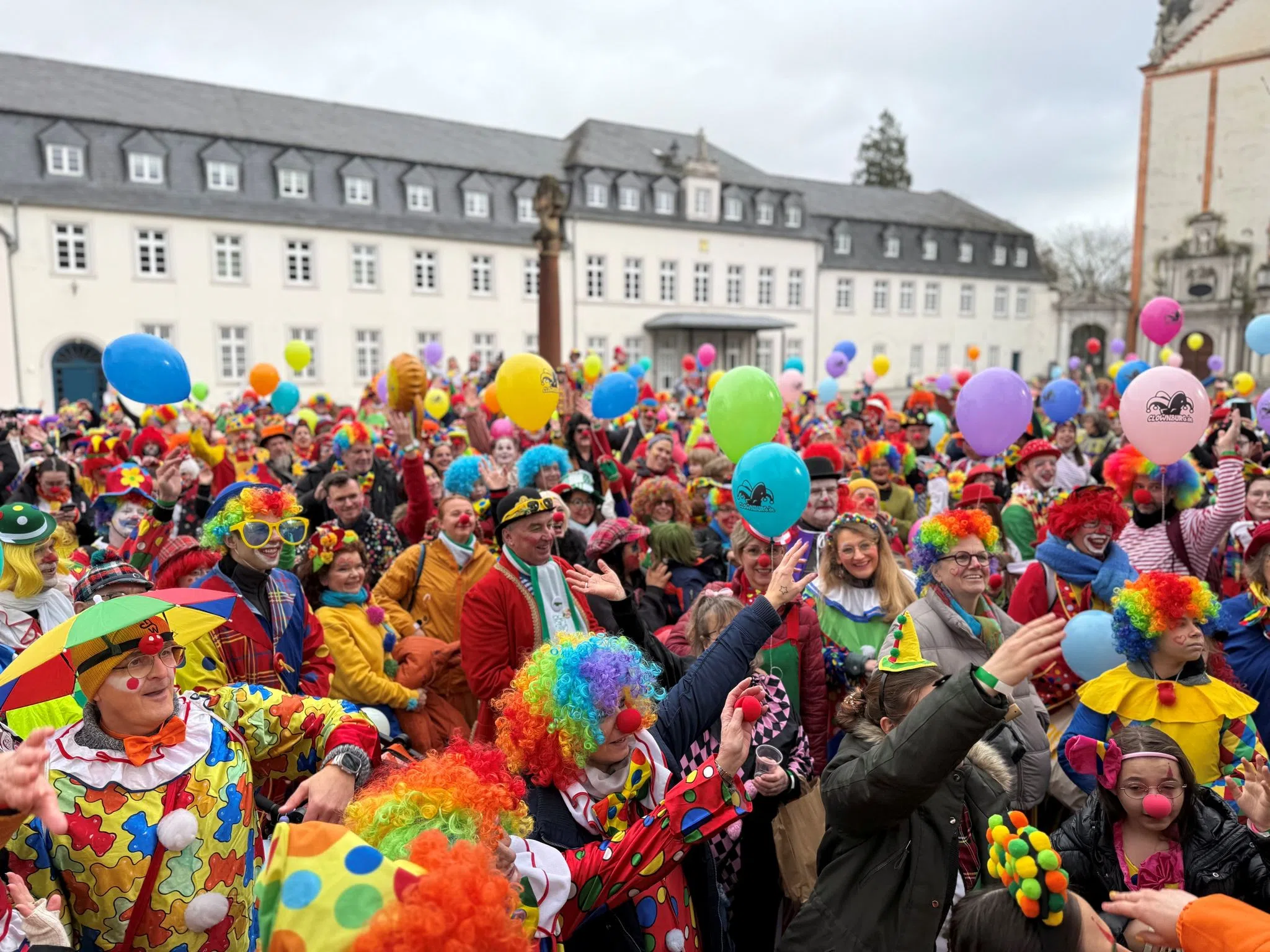 Mehr als 500 Clowns versammeln sich für Weltrekordversuch