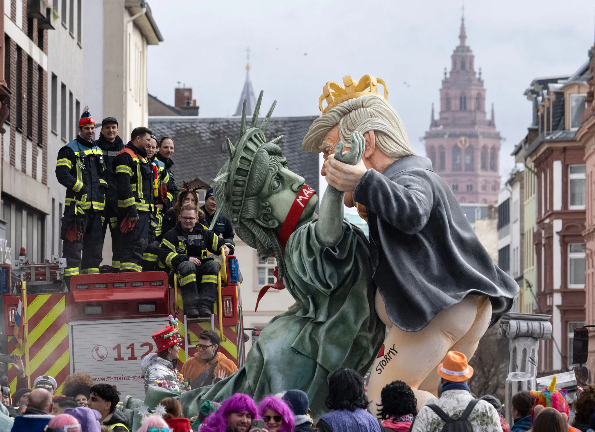 Es geht los: Rosenmontagsumzug schlängelt sich durch Mainz