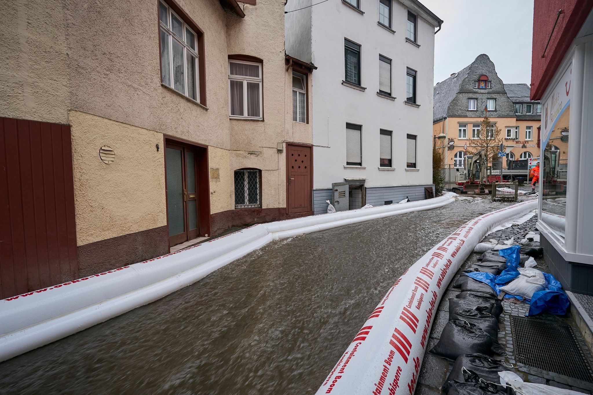 Verstopfter Bachlauf überflutet Straße in Nassau
