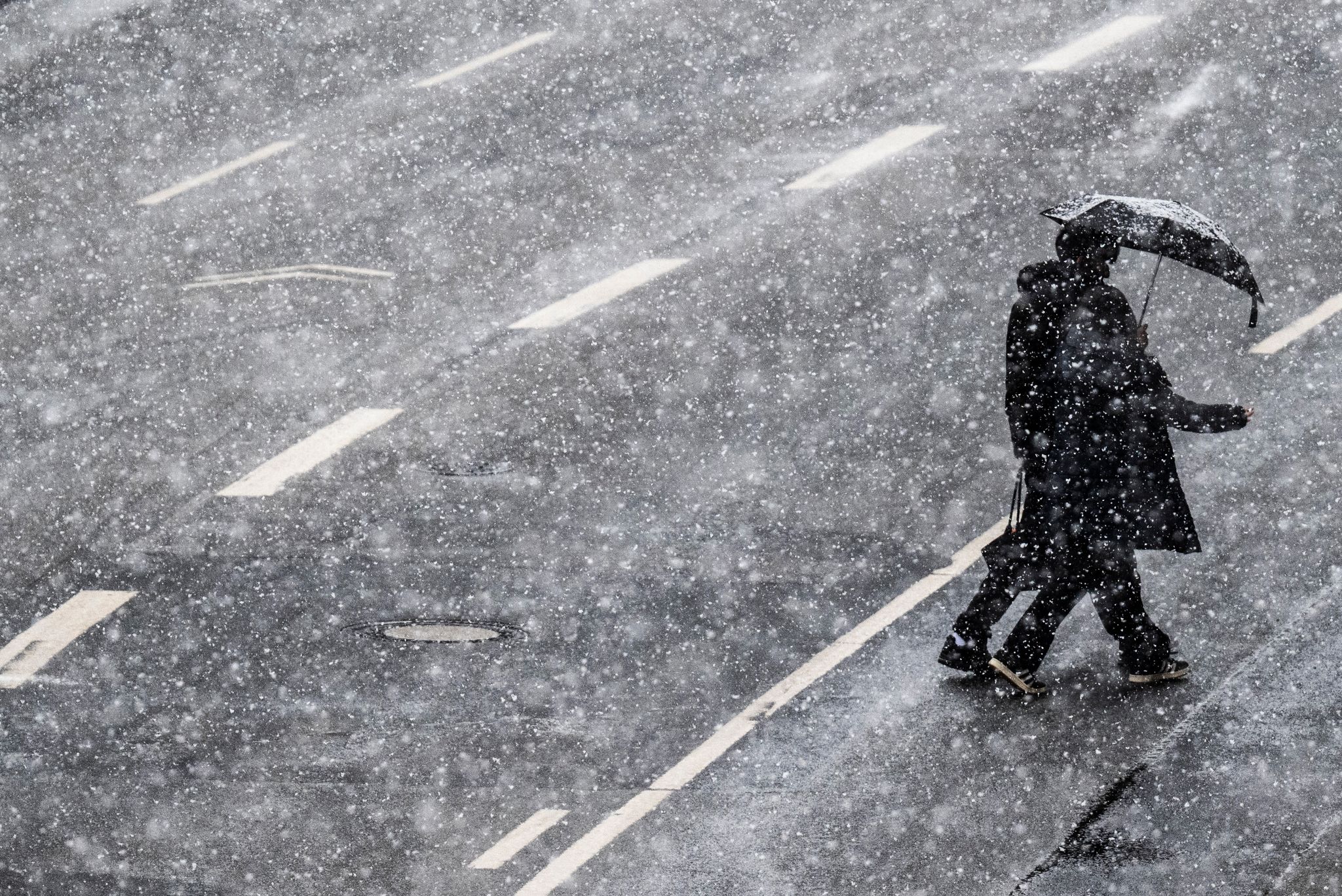 Starker Schneefall legt Verkehr in Teilen Hessens lahm