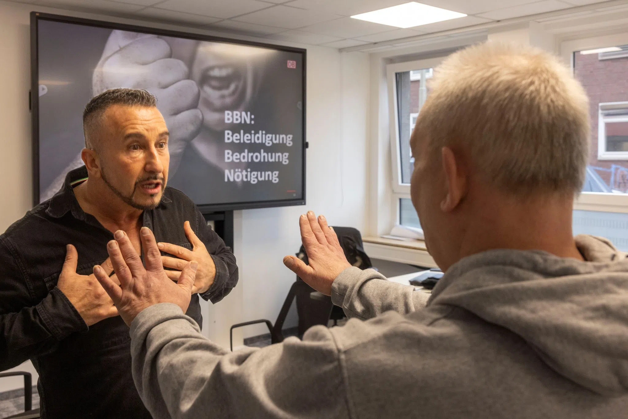 Wie beruhigen Zugbegleiter aggressive Fahrgäste?