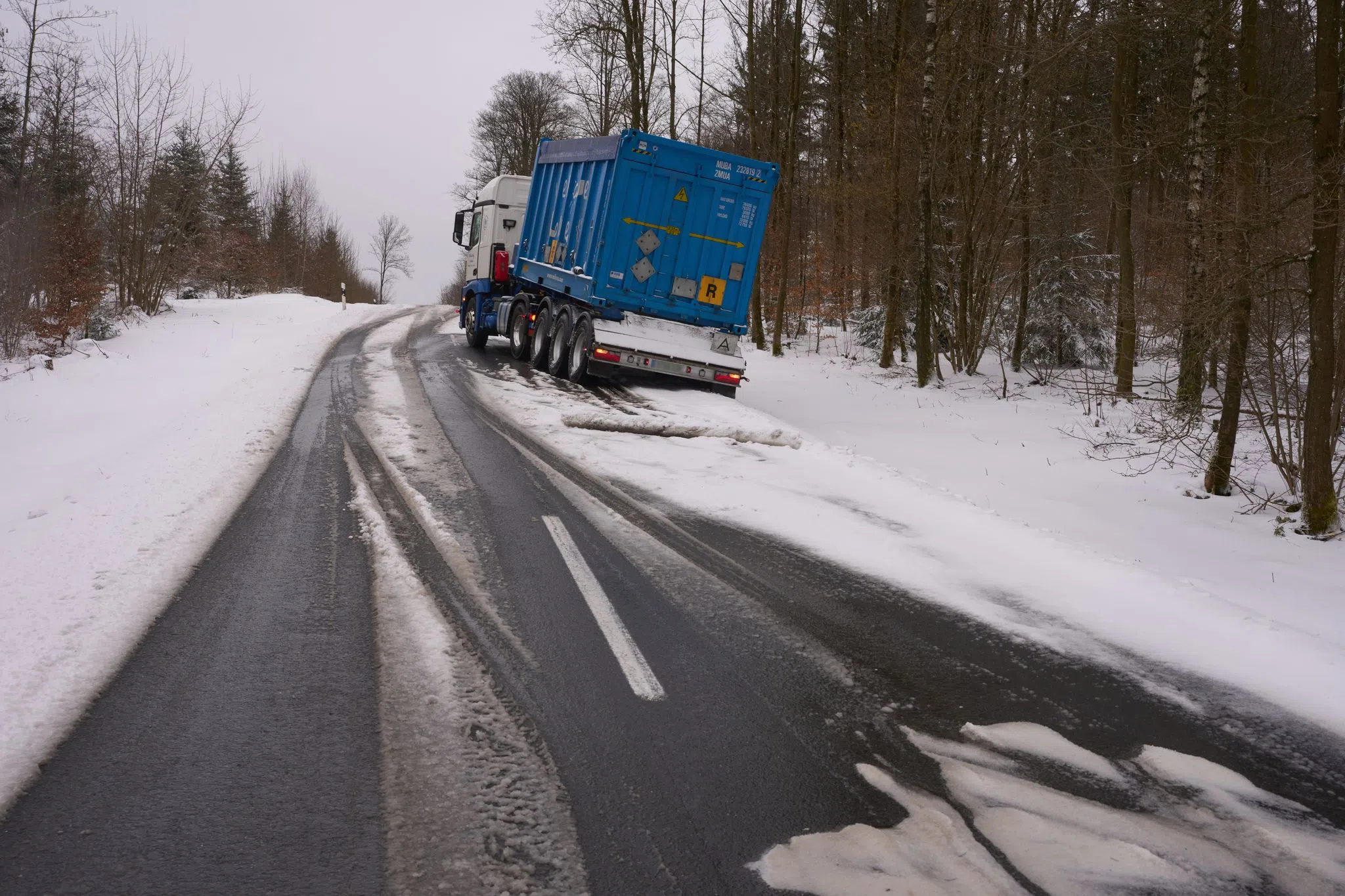 Glätte legt Buslinien mancherorts lahm - Mehrere Unfälle