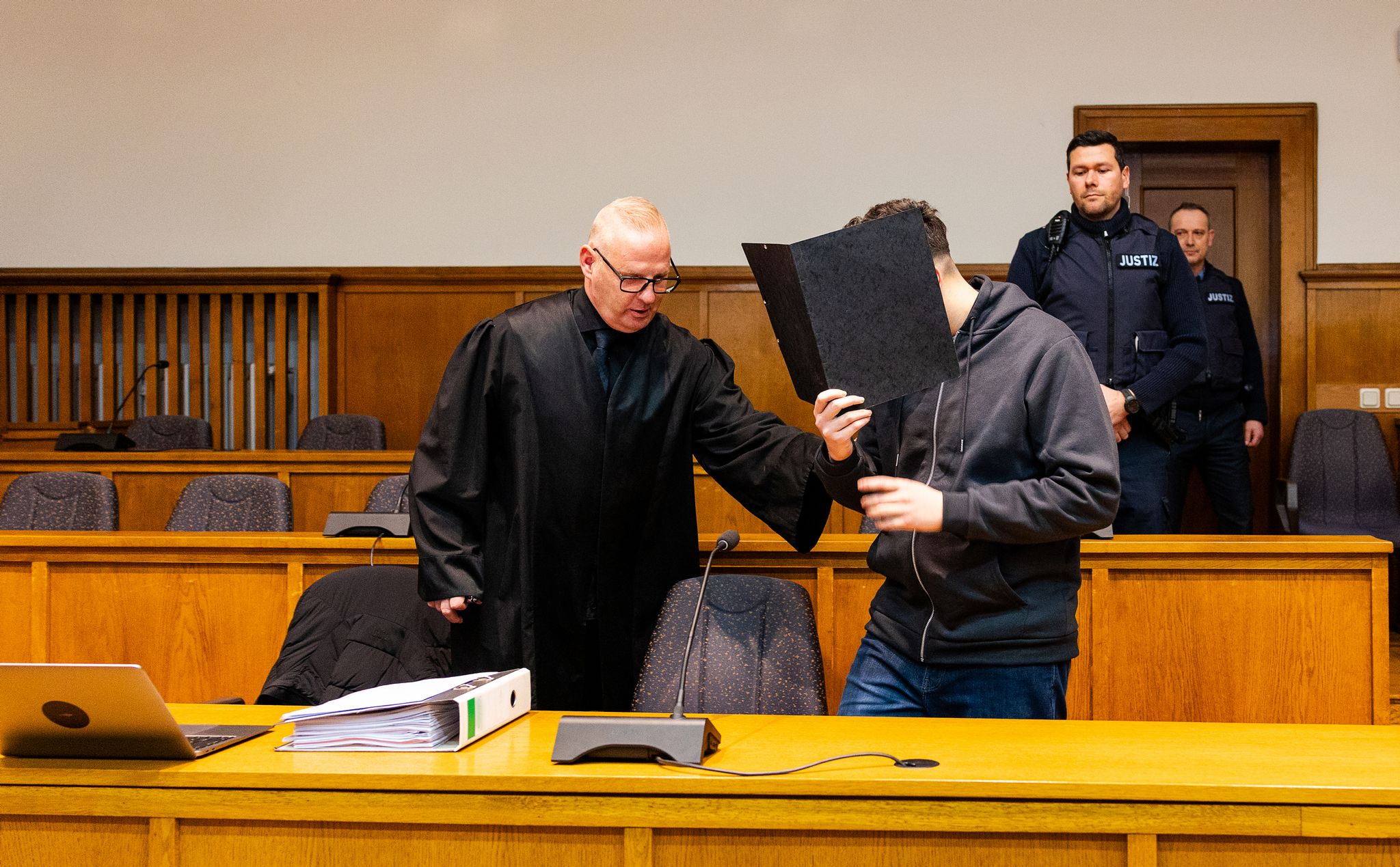 Angeklagter gesteht tödliche Schüsse auf Polizisten