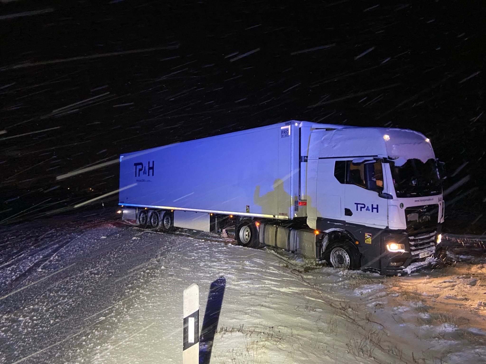 Wegen Schneeglätte: Lkw blockiert Bundesstraße