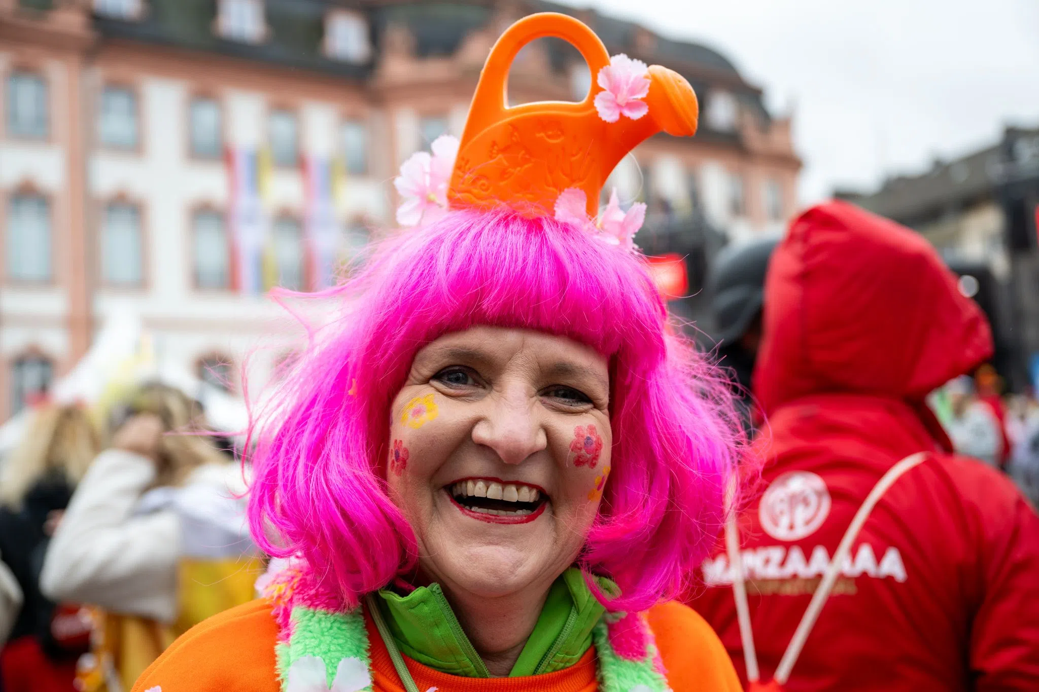 Schunkeln unterm Schirm: Narren feiern Weiberfastnacht