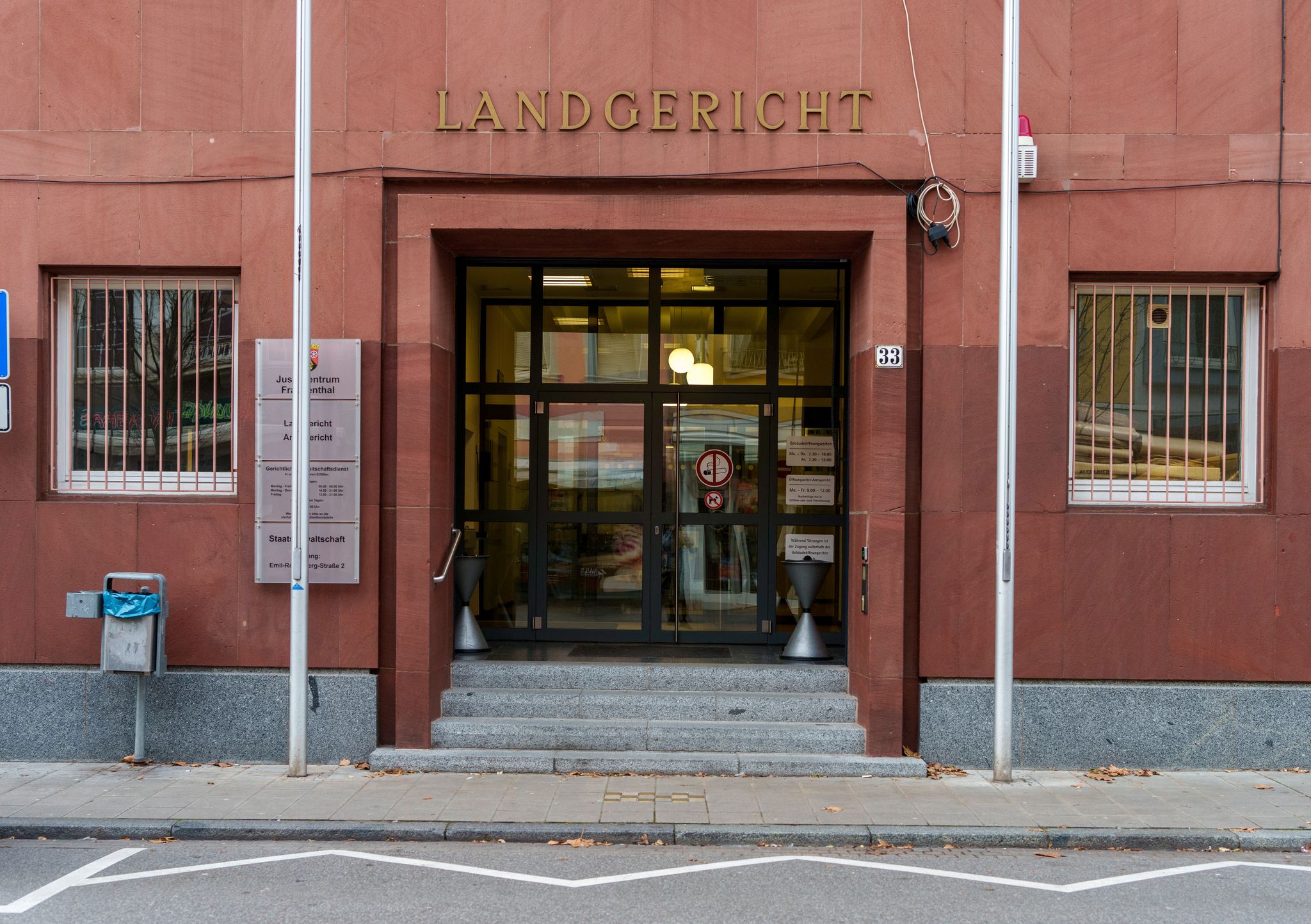 Vater mit Hammer und Messer attackiert – Prozess gegen Sohn