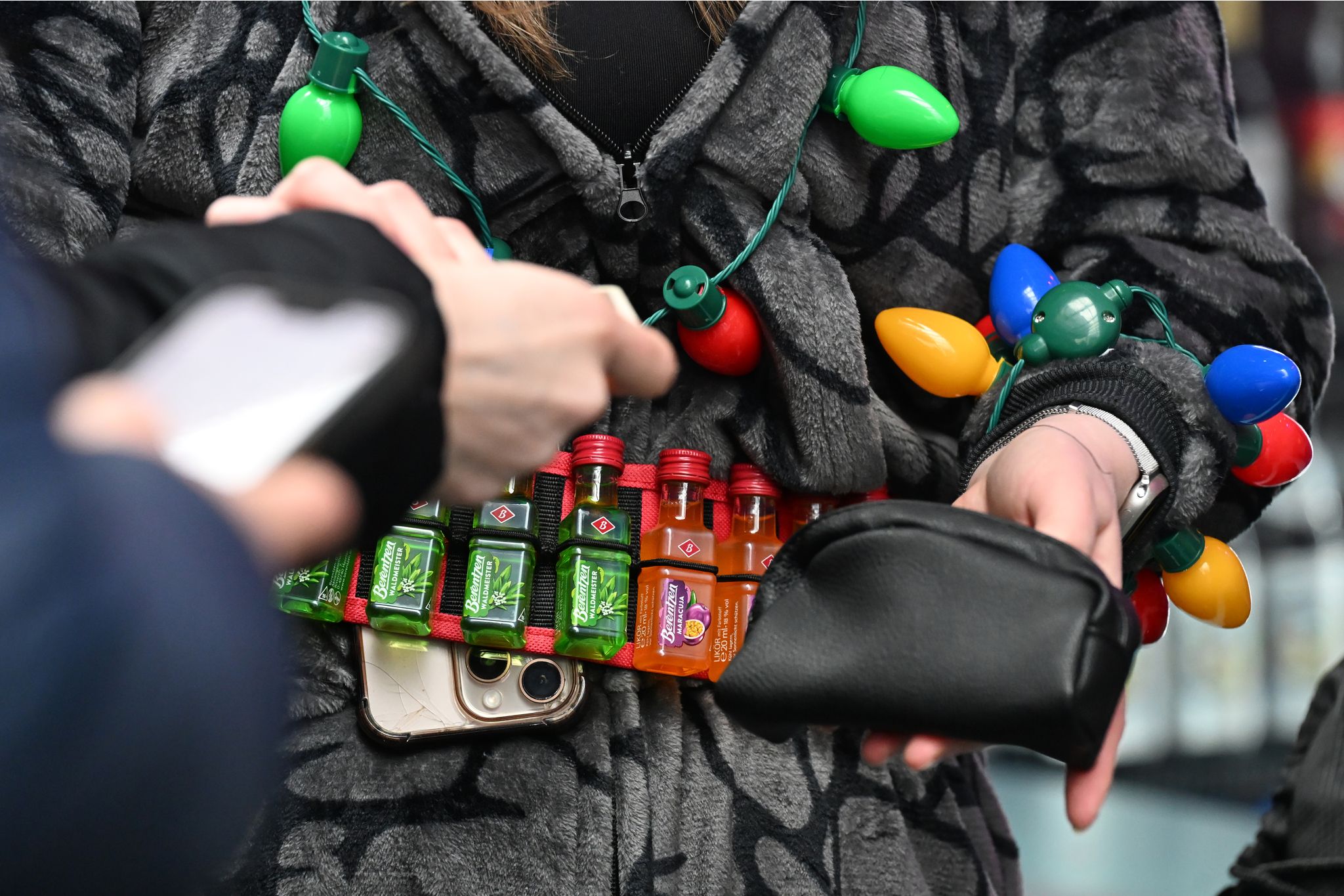 Mengen an Alkohol bei Rosenmontagszug-Kontrollen vernichtet