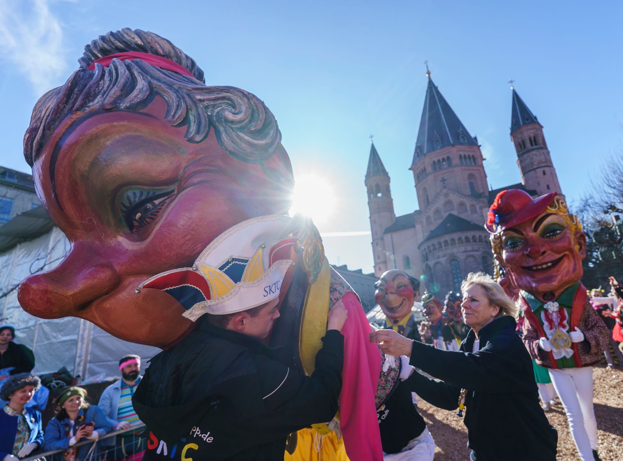 Helau - Rosenmontagszug schlängelt sich durch Mainz