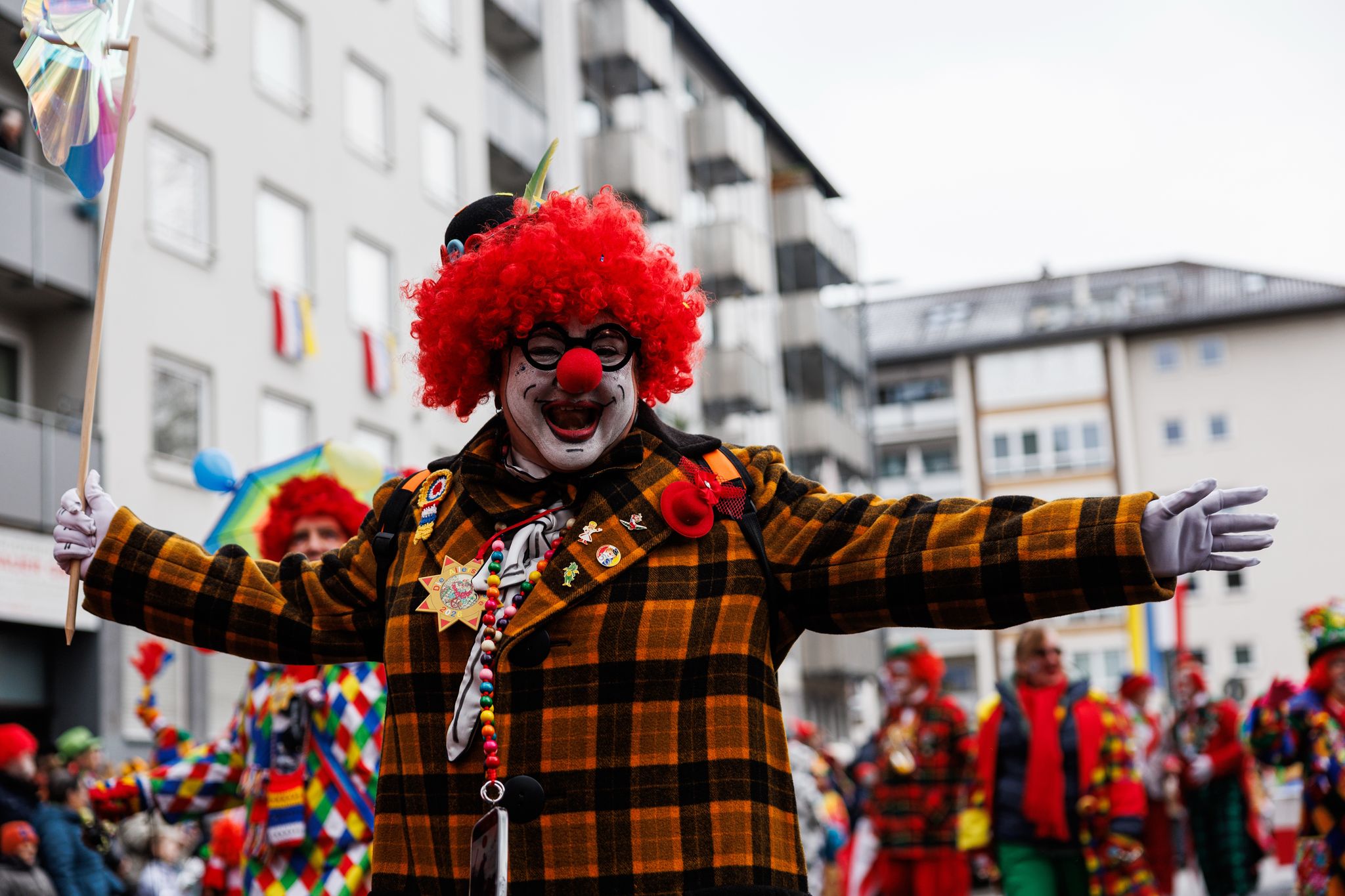 Helau! - Rosenmontagszug schlängelt sich durch Mainz