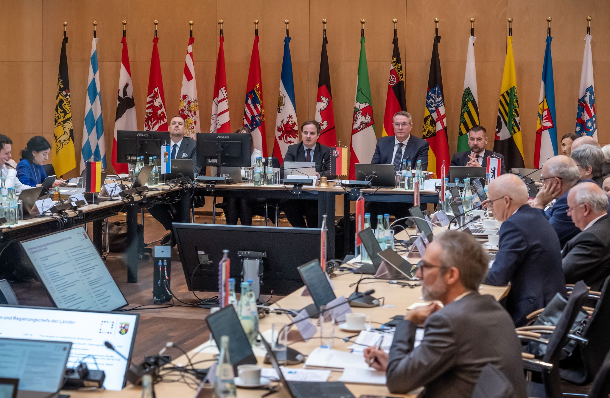 Ministerpräsidenten sprechen über Sicherheit in Zügen