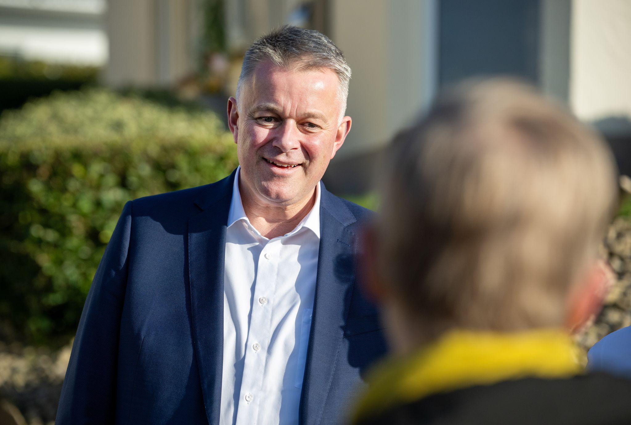 Gummibärchen und neue Schuhe - Schnieder klingelt an Türen