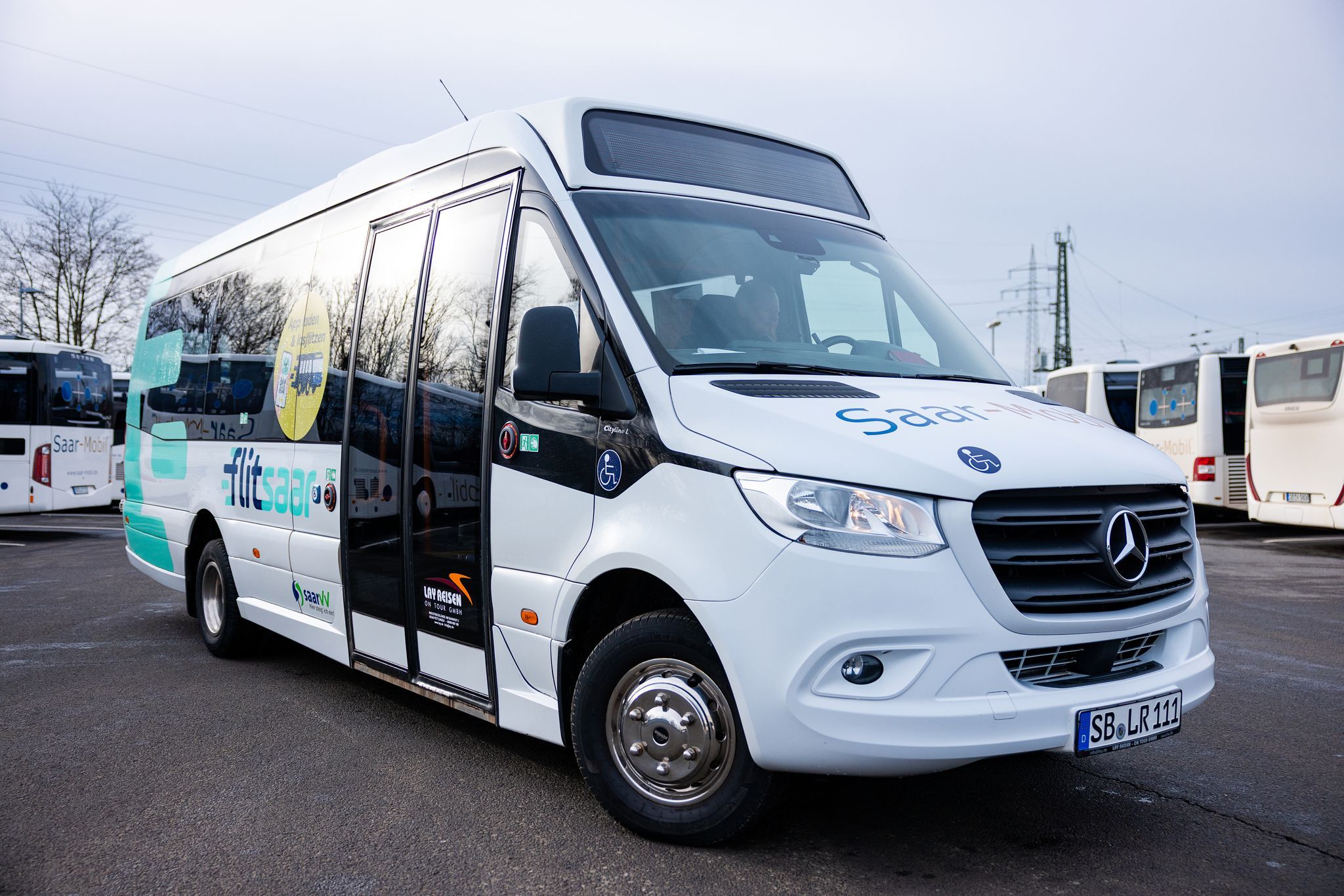 Wie ein Kleinbus auf Bestellung Lücken im Fahrplan schließt