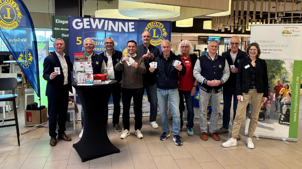 Lions Charity mit OB Langner als Losverkäufer