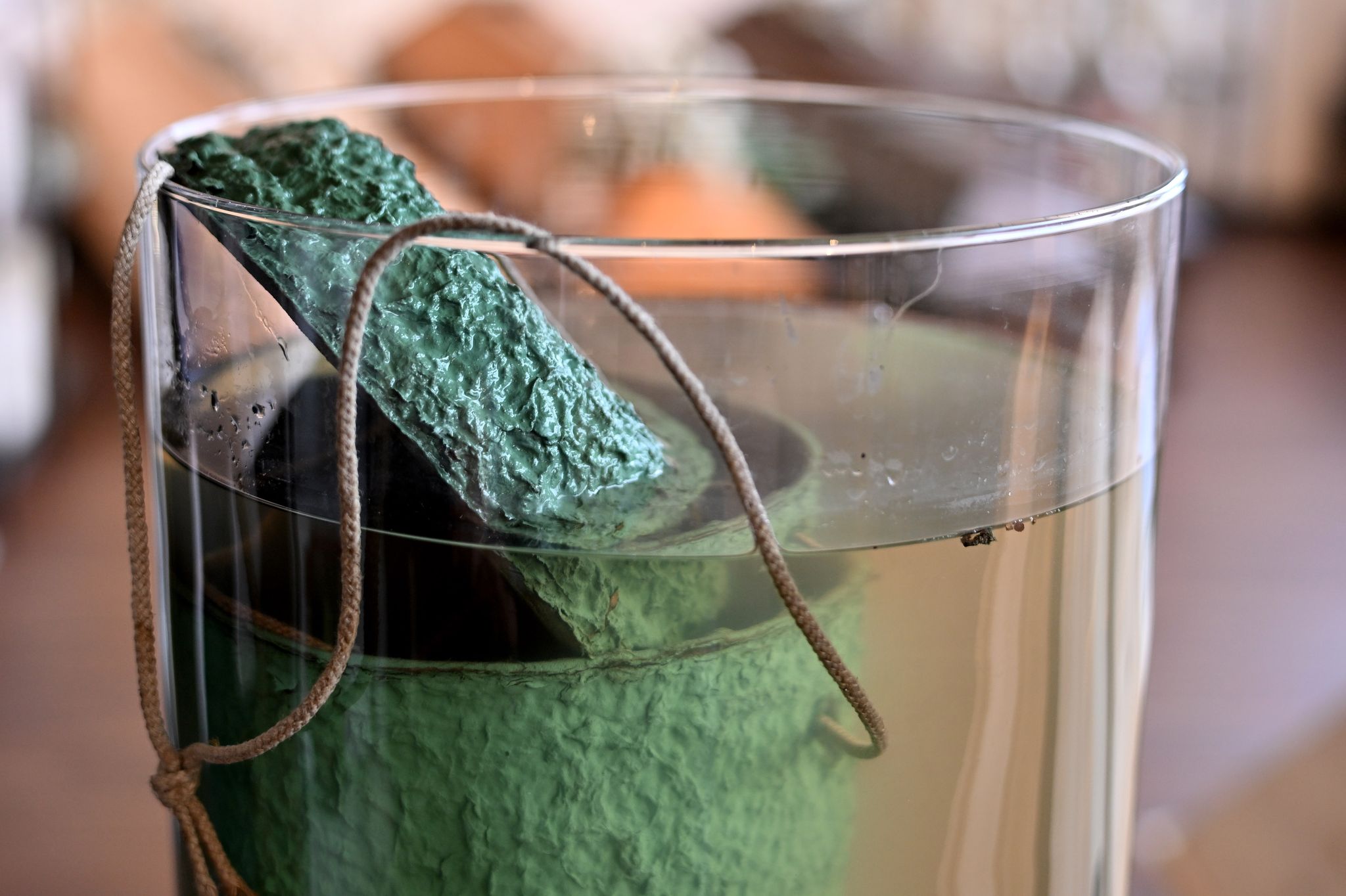 Bestatter suchen nach der richtigen Urne für den Fluss