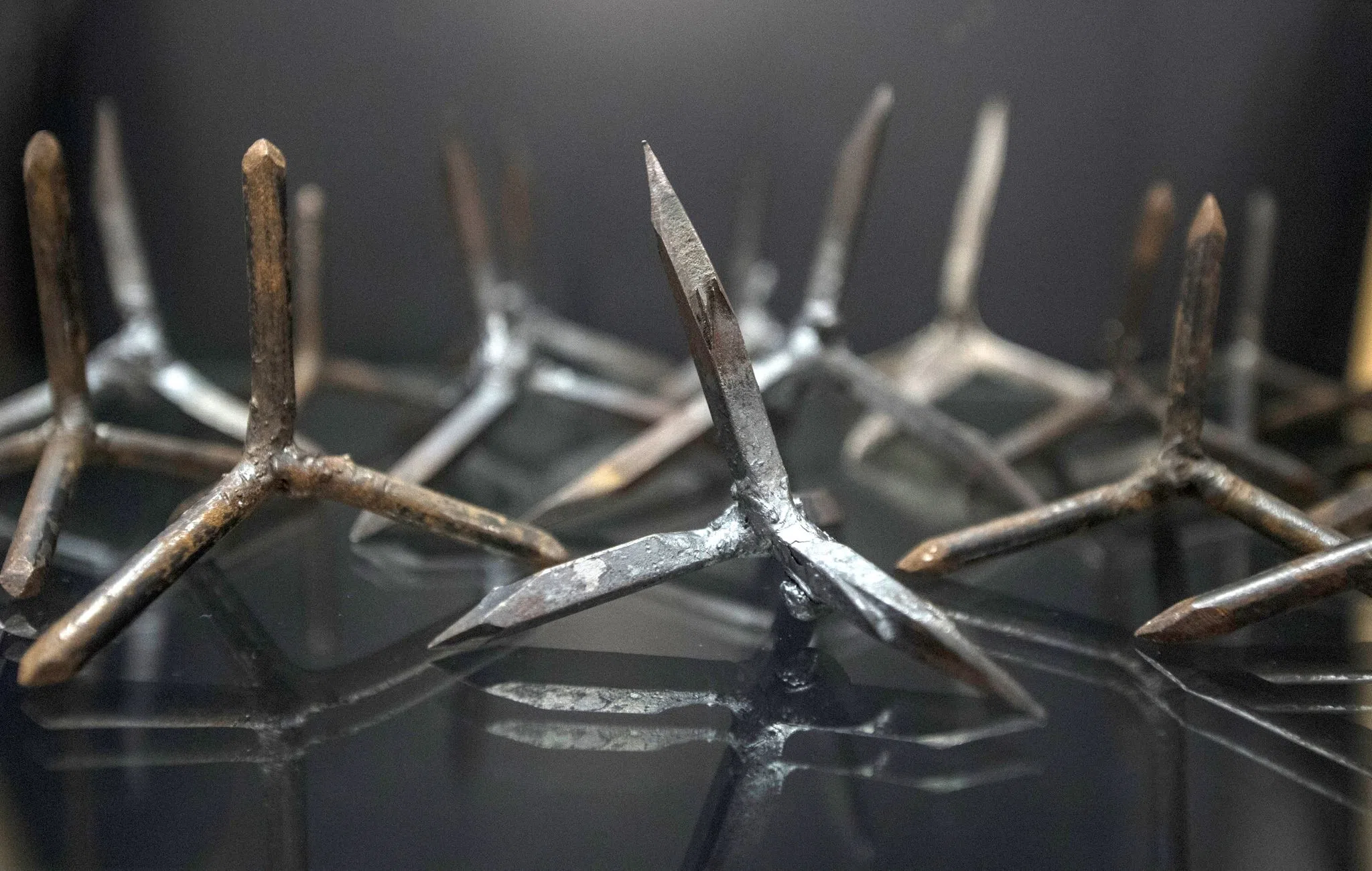 Mehrere Reifen durch Krähenfüße beschädigt