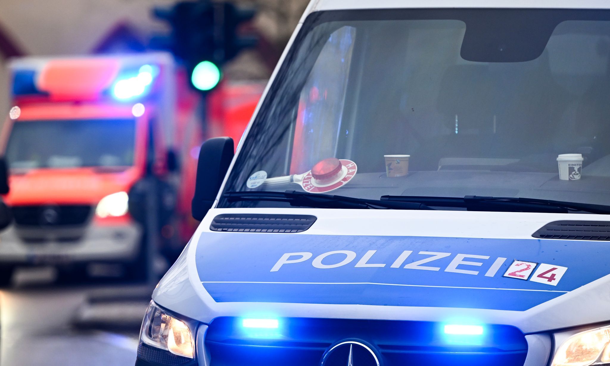 Nach Kollision von Zug und Transporter: Mann schwer verletzt
