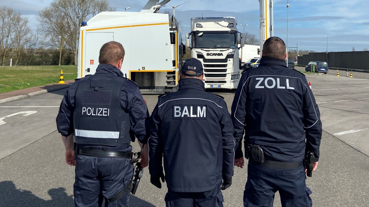 Intensive Kontrollen im Güterverkehr: Polizei, Zoll sowie Bundesamt für Logistik und Mobilität im gemeinsamen Einsatz