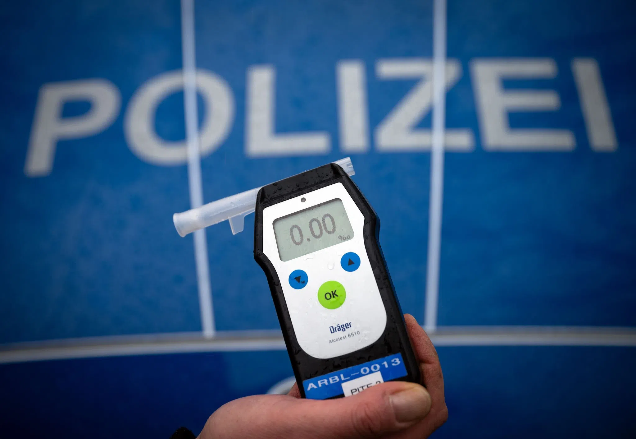 Mann prallt mit Auto gegen Haus und greift Unfallzeugen an