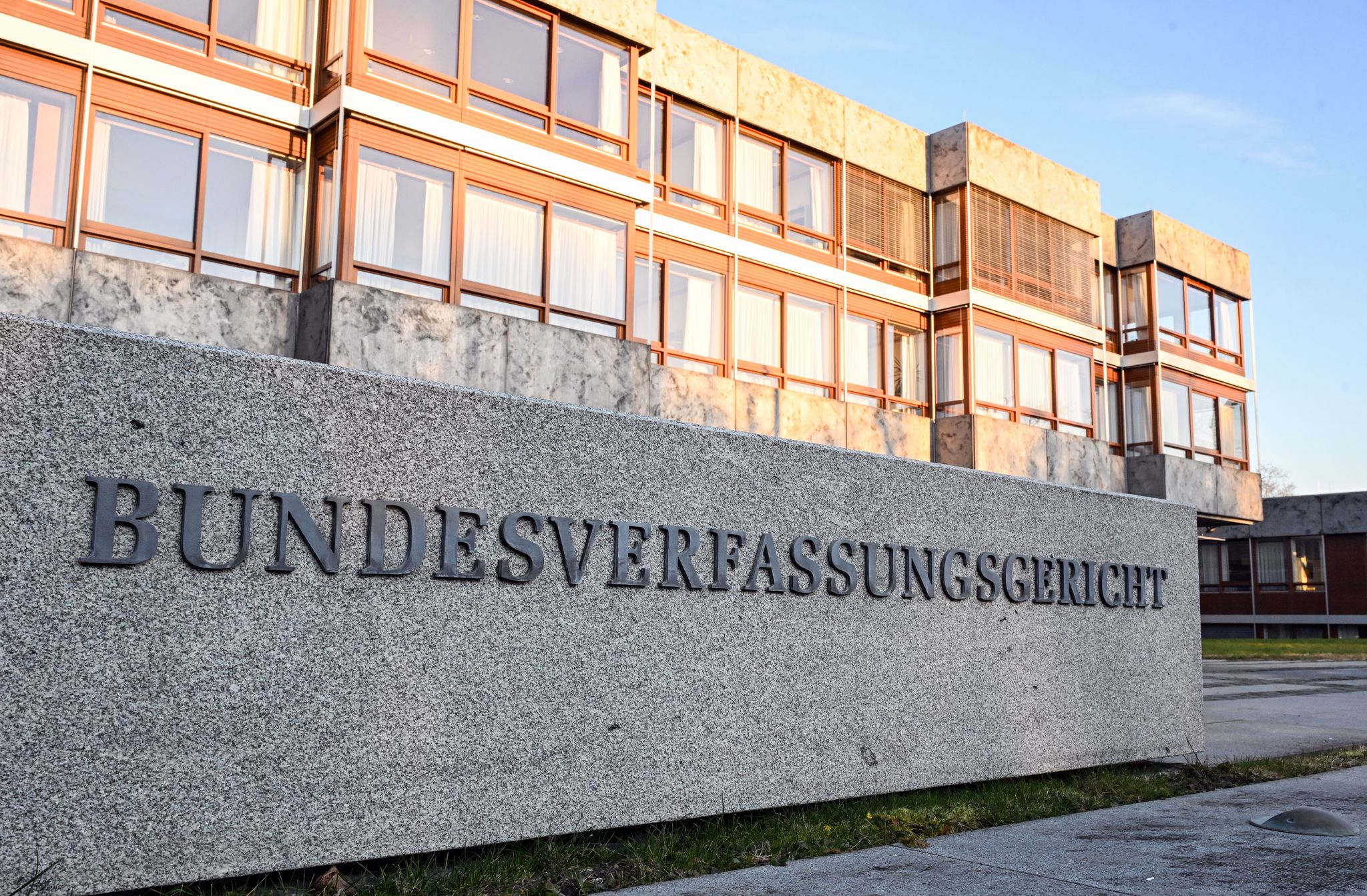 Karlsruhe entscheidet zu Kostenübernahme für Medikament